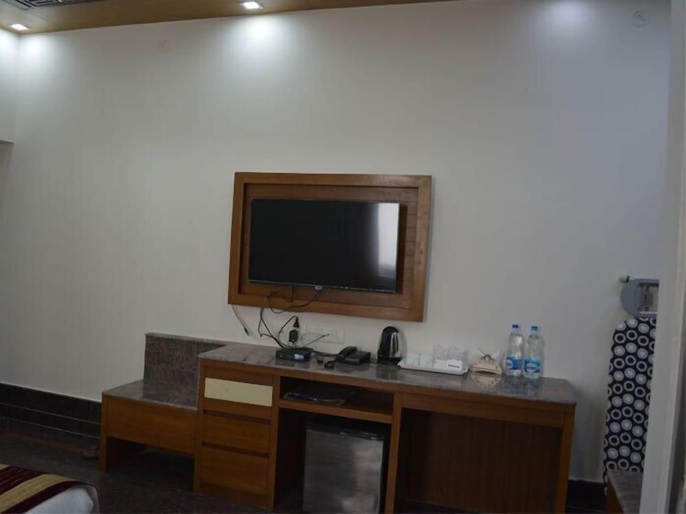 Hotel Stay at Green View (Rāipur)