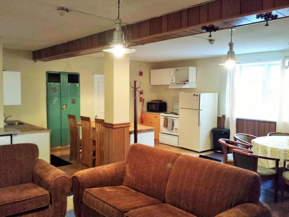 Hotel 4 Bedroom Blue Mountain Rental with Hot Tub (Midland)