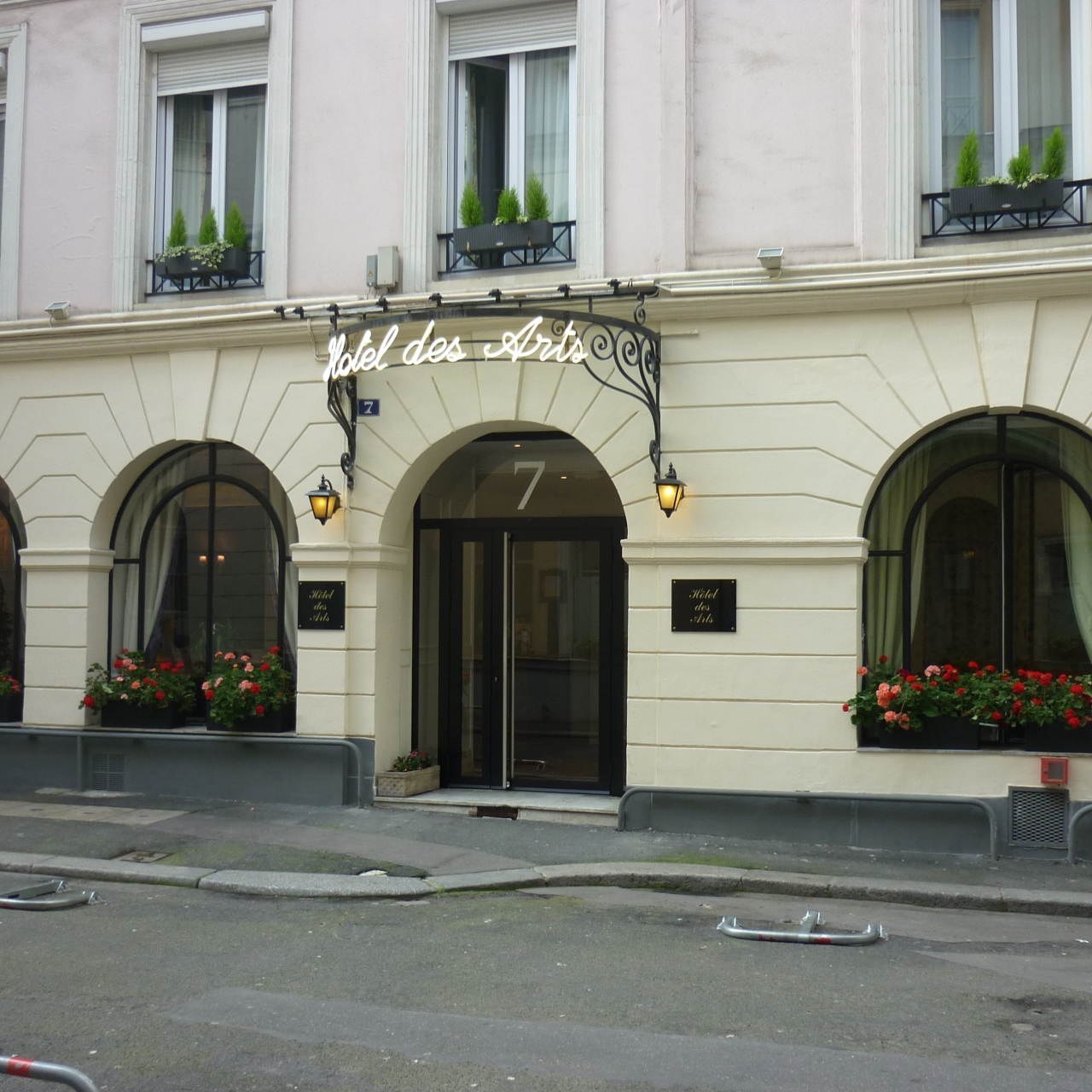 Hotel Des Arts In Paris Ile De France Hrs
