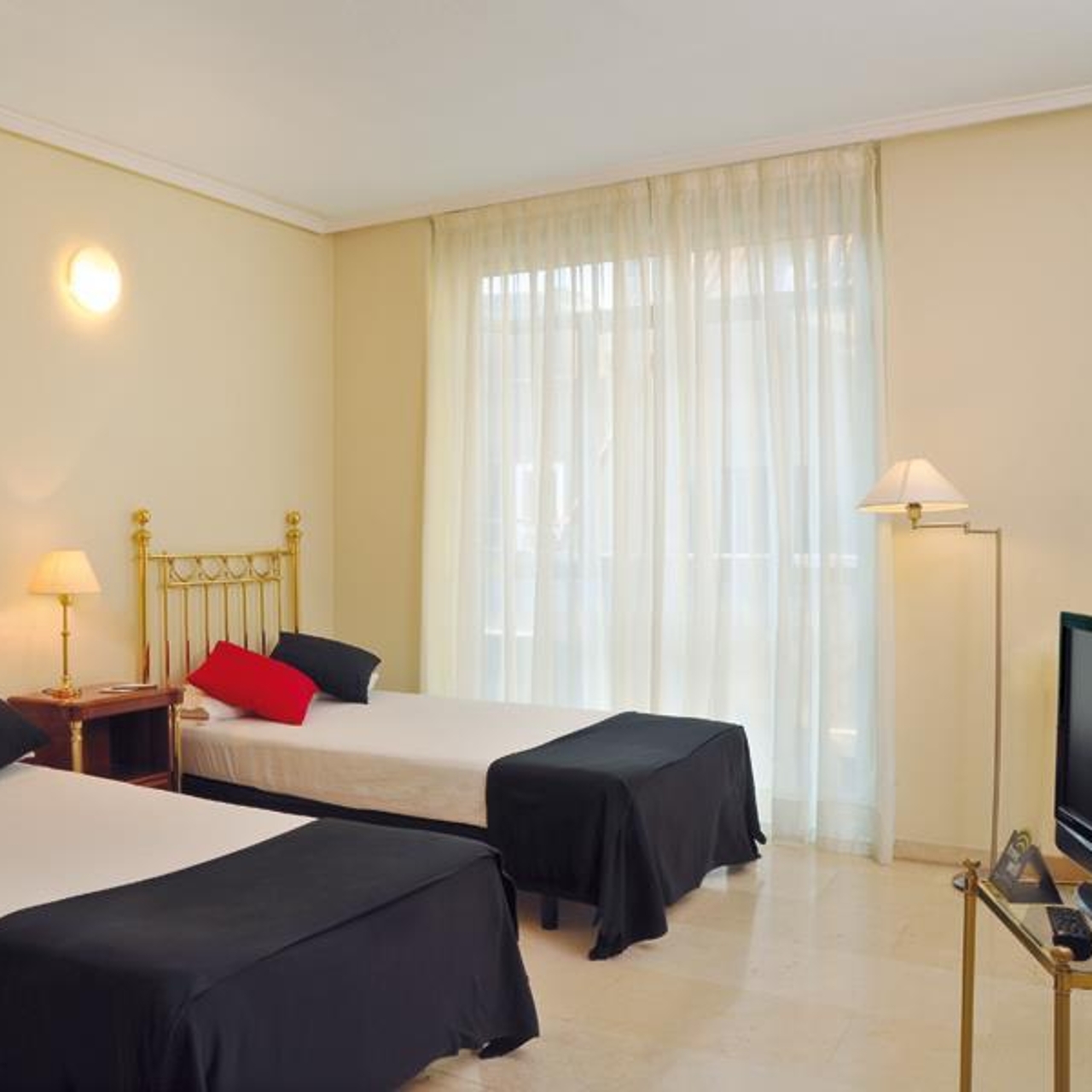 Hotel Apartamentos Sercotel Togumar Espana En Hrs Con Servicios Gratuitos