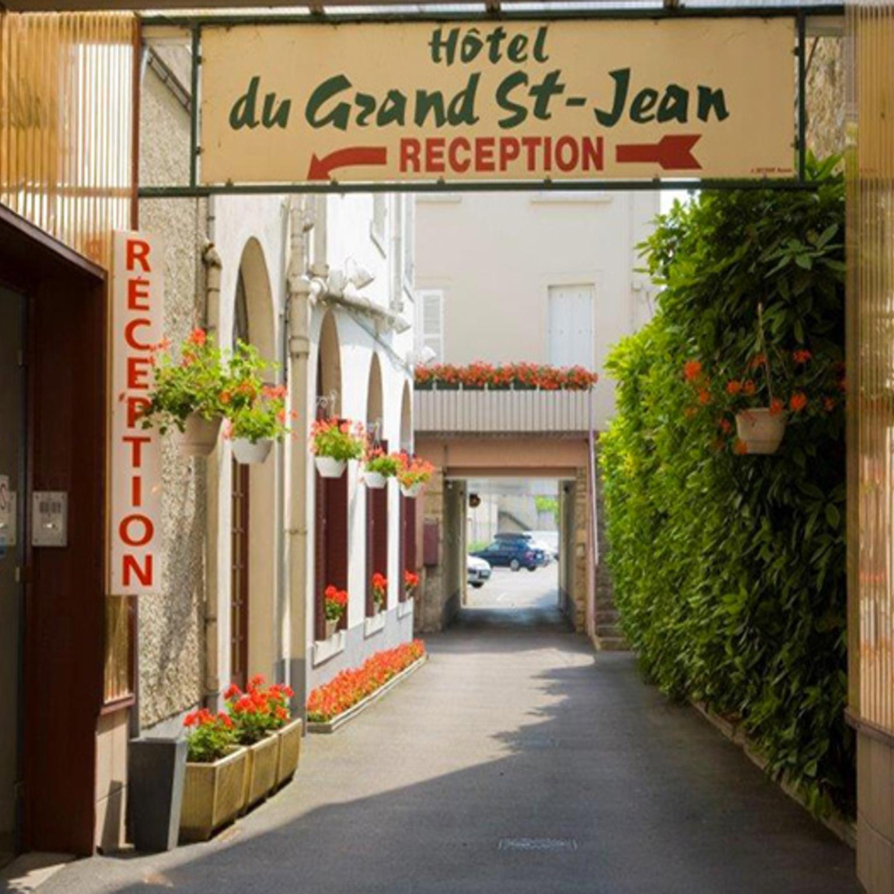 Brit Hotel au Grand Saint Jean France- at HRS with free services