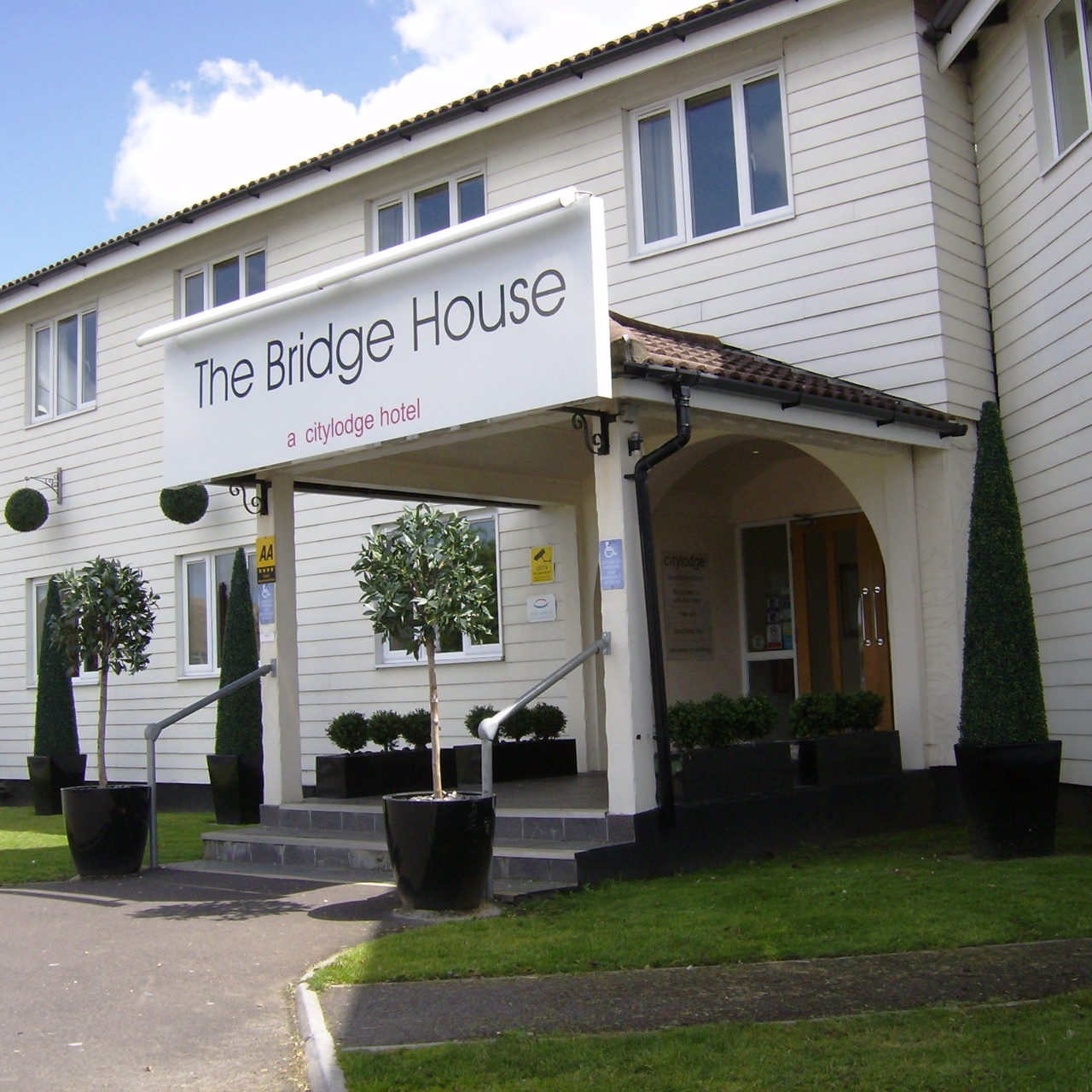 The Bridge House Hotel Ferndown East Dorset Book Favourably With Hrs