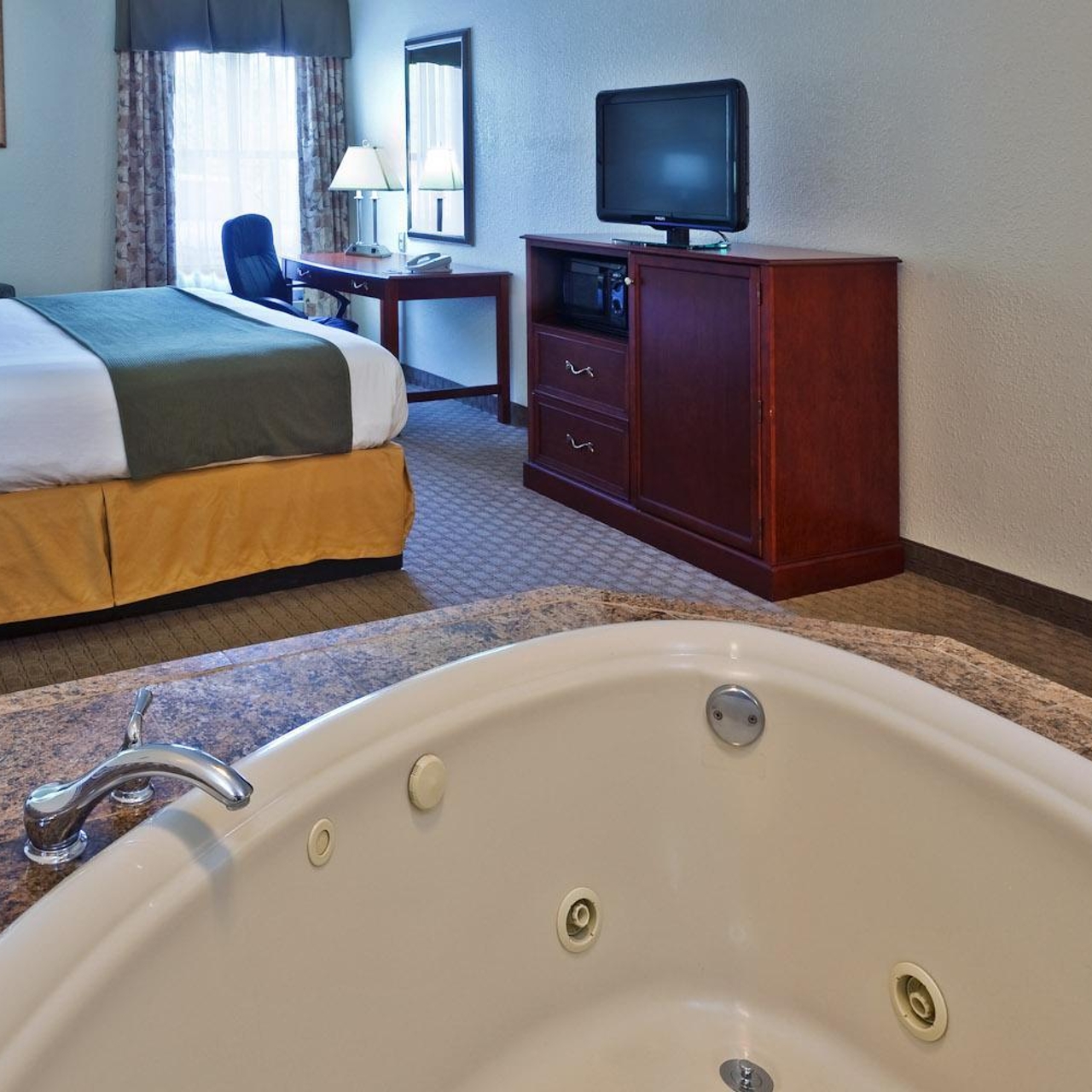 Holiday Inn Express Suites Bourbonnais Kankakee Bradley United States Of America At Hrs With Free Services