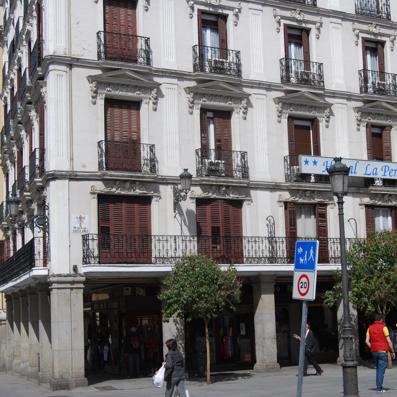 Hotel La Perla Asturiana Hostal Madrid en HRS con servicios gratuitos