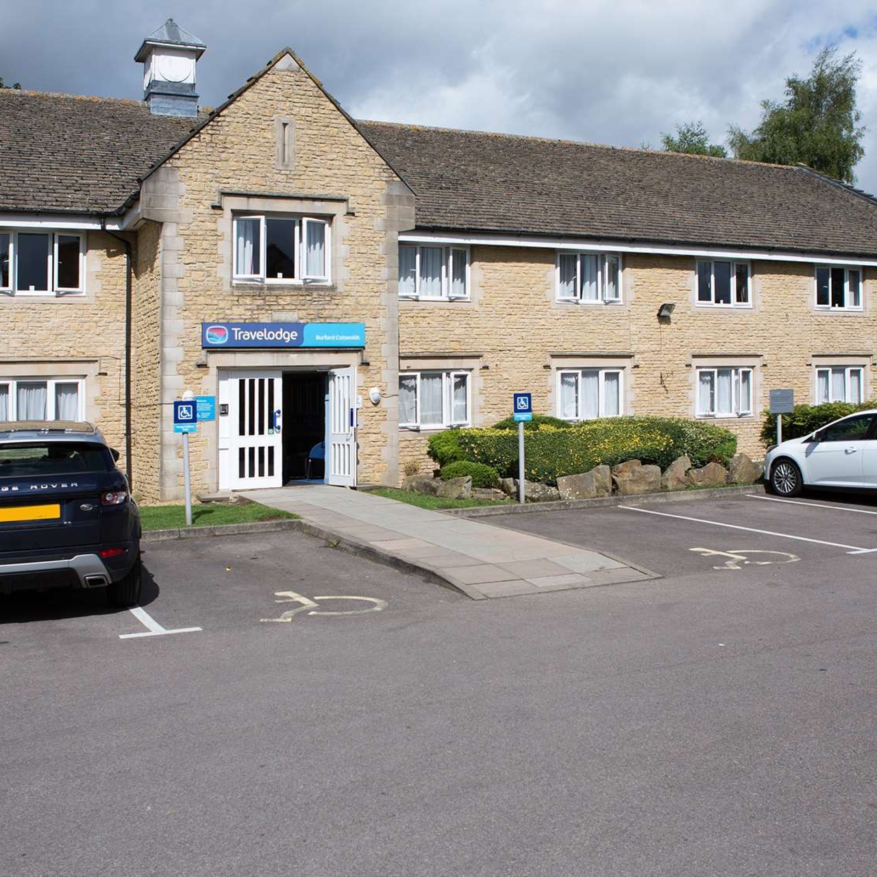 Hotel Travelodge Burford Cotswolds 3 Hrs Star Hotel In Burford West Oxfordshire England A40 burford bury barn burford oxfordshire. hotel travelodge burford cotswolds 3
