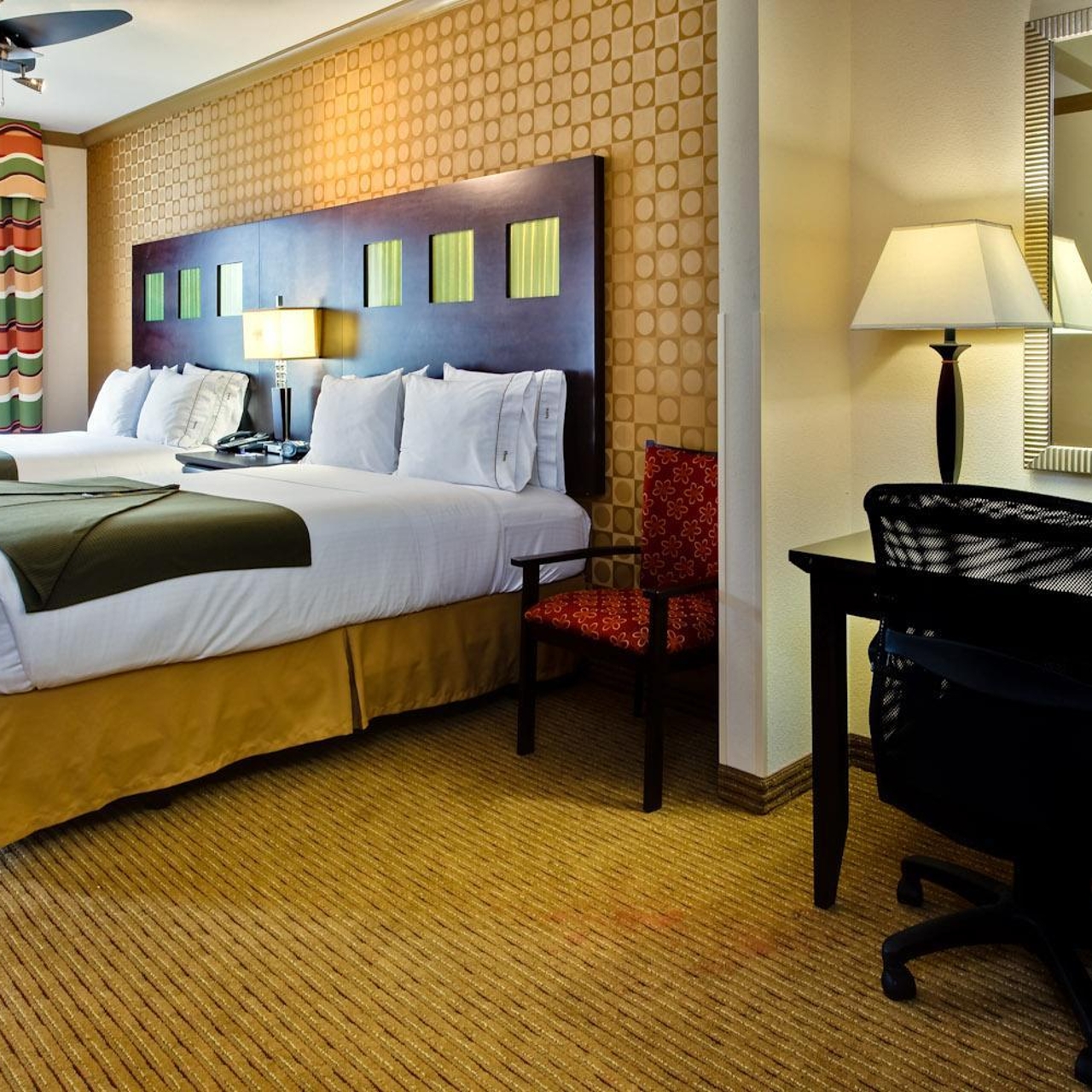 Holiday Inn Express & Suites DALLAS SOUTH - DESOTO en Desoto en HRS con  servicios gratuitos