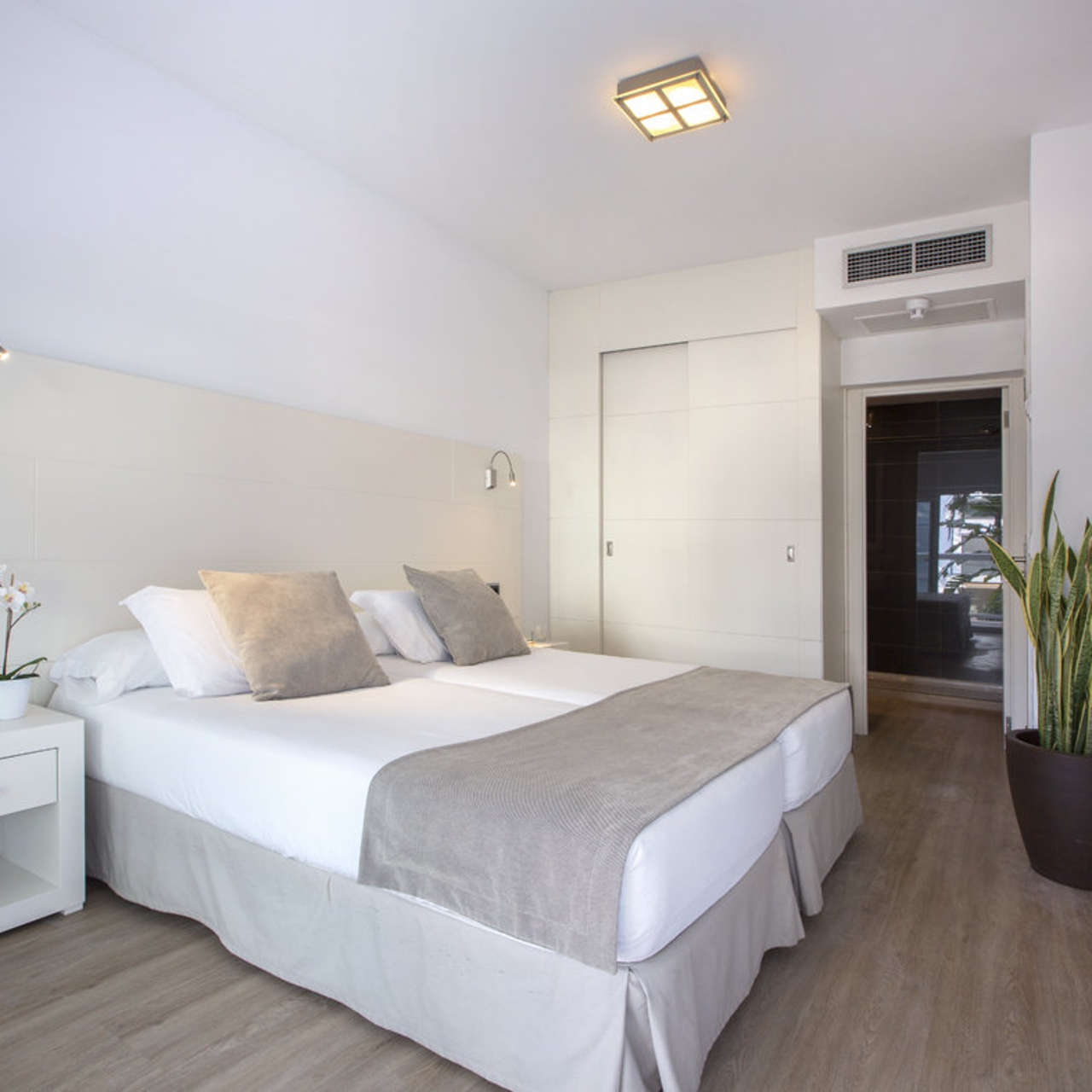 Las Gaviotas Suites Hotel & Spa Muro at HRS with free services