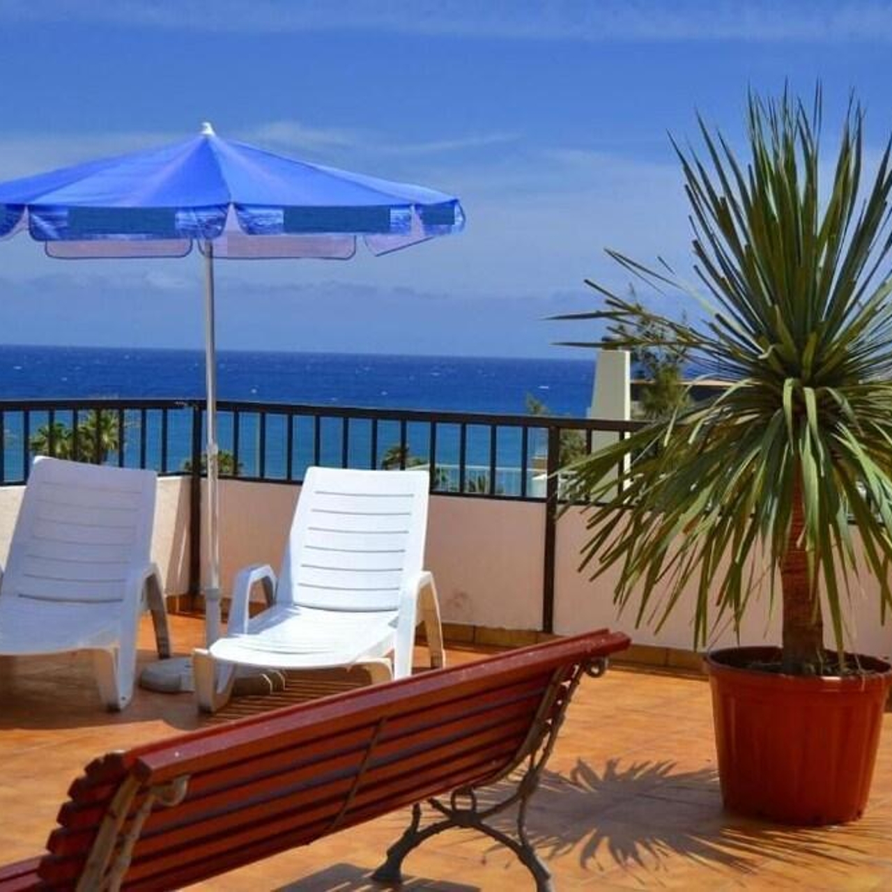 Hotel Apartamentos Las Góndolas en Playa del Ingles, San Bartolomé de  Tirajana en HRS con servicios gratuitos