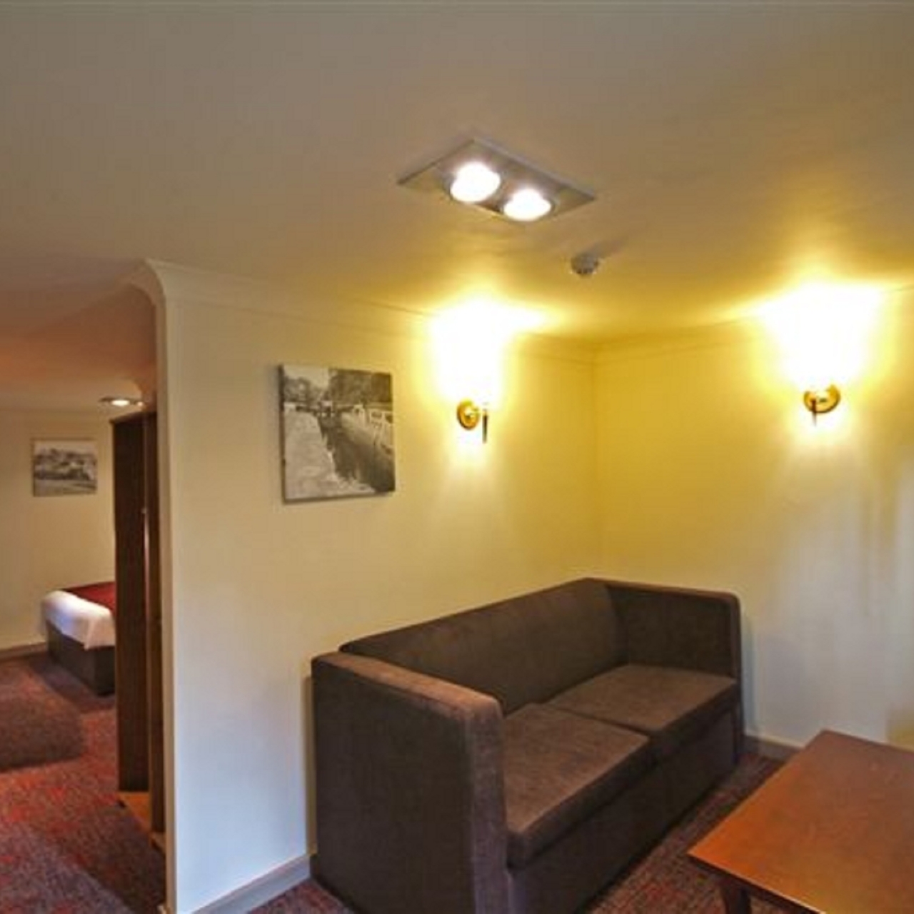 elms hotel bassetlaw at hrs with free services