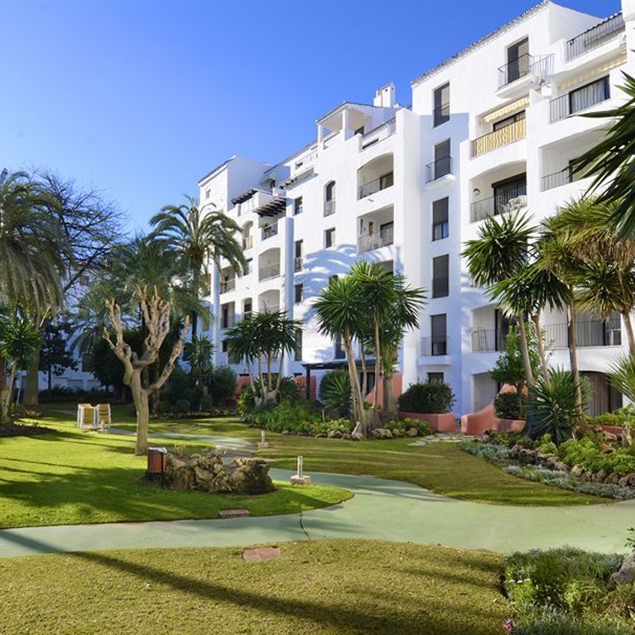 Hotel Club Jardines del Puerto en Marbella en HRS con servicios gratuitos