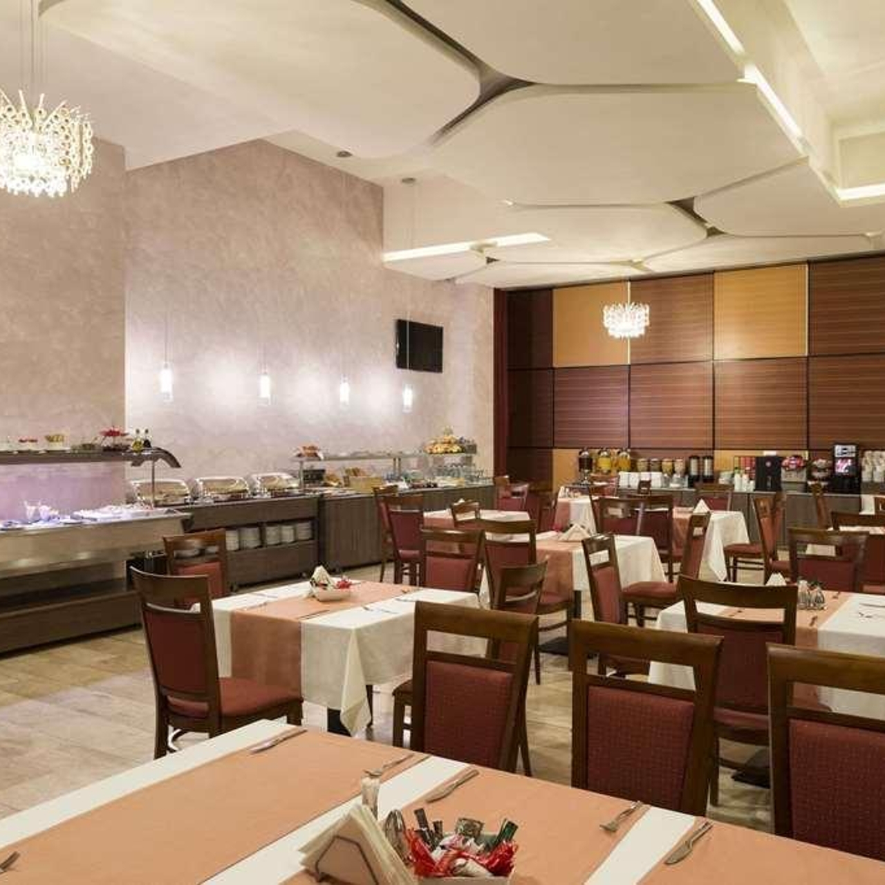 Hotel Ramada by Wyndham Cluj en Cluj Napoca en HRS con servicios gratuitos
