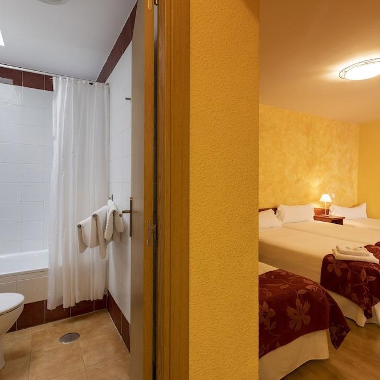 Hotel Hostal Restaurante Puerta del Alcázar en Ávila en HRS con servicios  gratuitos