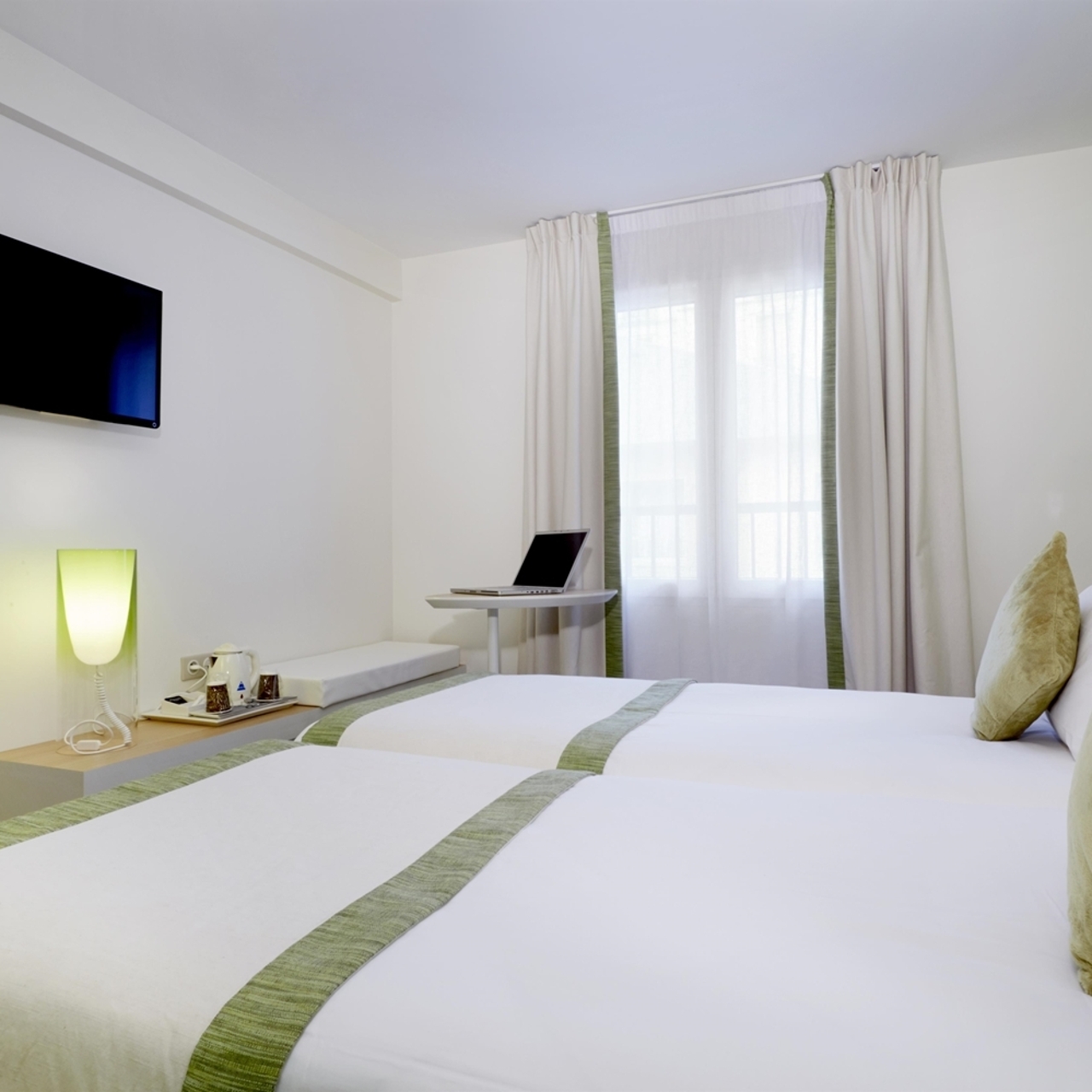 hotel kyriad paris 18 porte de clignancourt montmartre saint ouen at hrs with free services