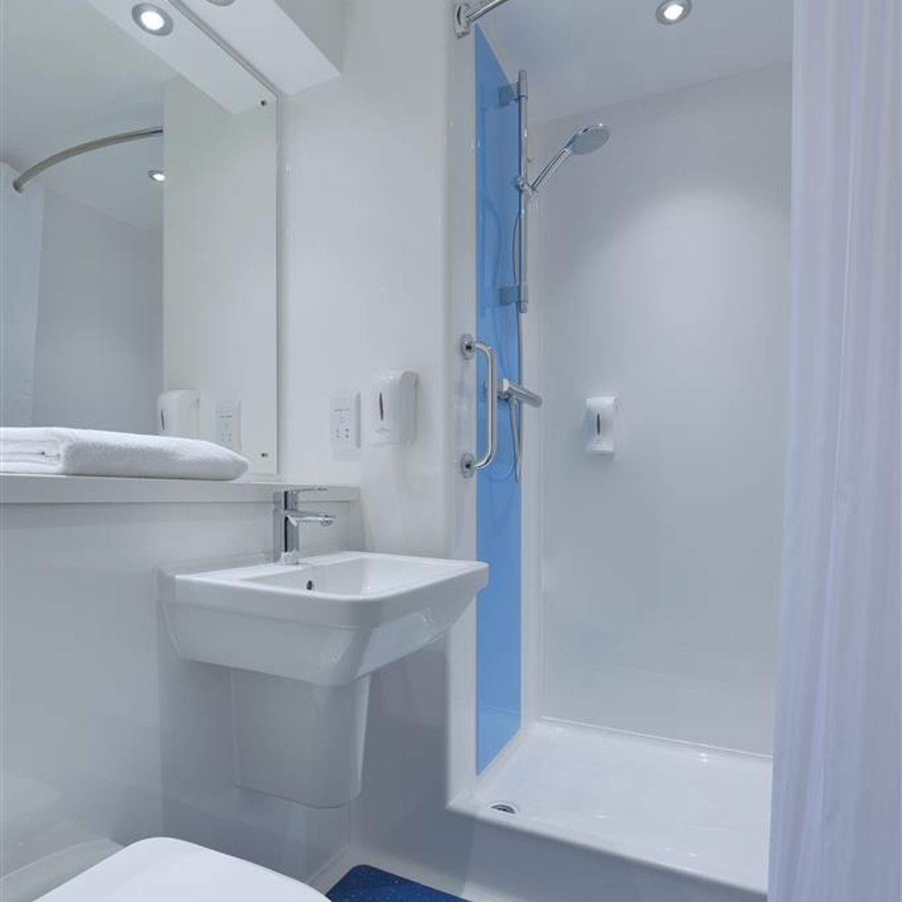 Hotel Travelodge Manchester Sale Trafford England At Hrs With Free Services Best manchester travelodge hotels ltd. hotel travelodge manchester sale