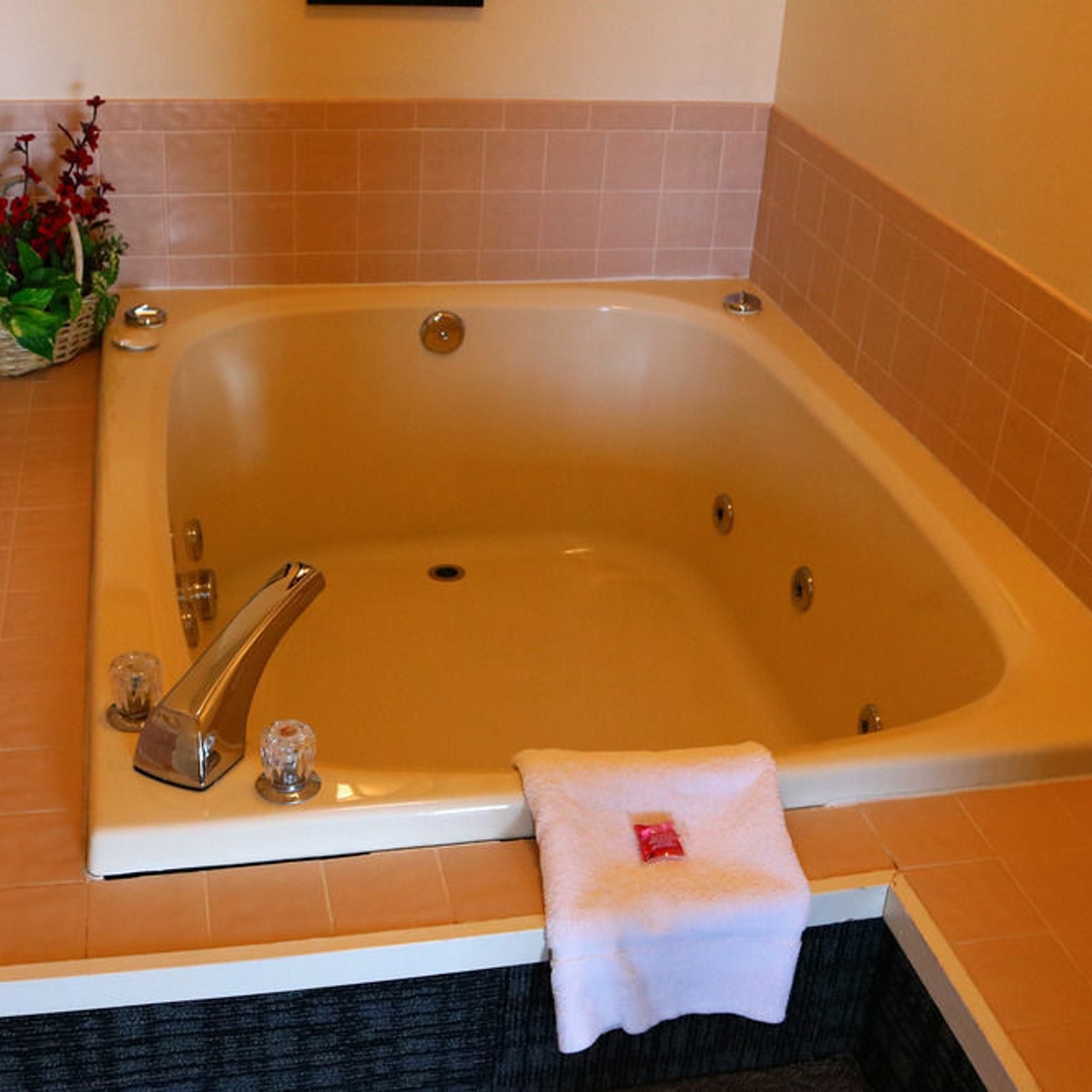 hotels in osage beach mo with jacuzzi in room