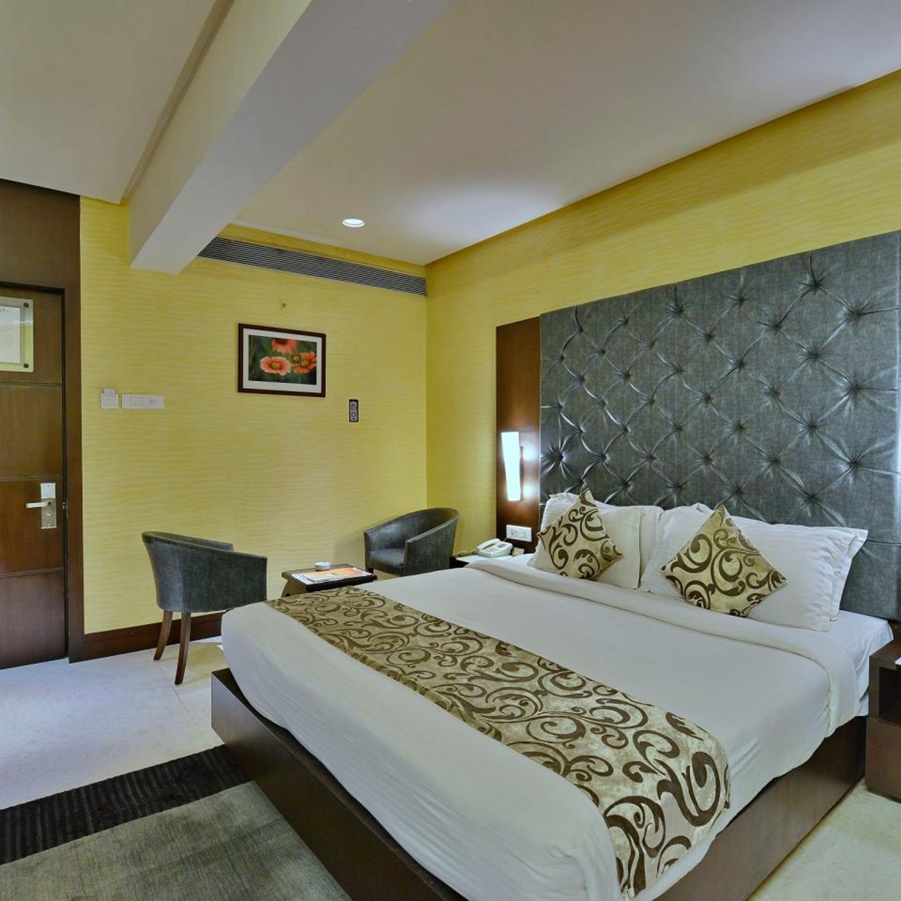 Hotel The Golden Oak India At Hrs With Free Services