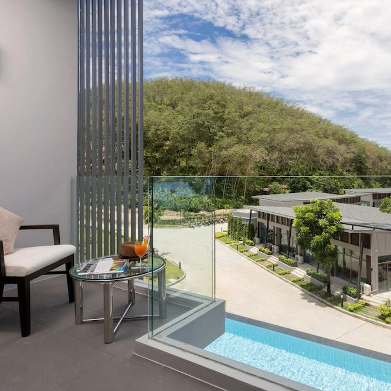 Hotel Patong Bay Hill Resort Spa 4 Hrs Star Hotel In Ban Karon