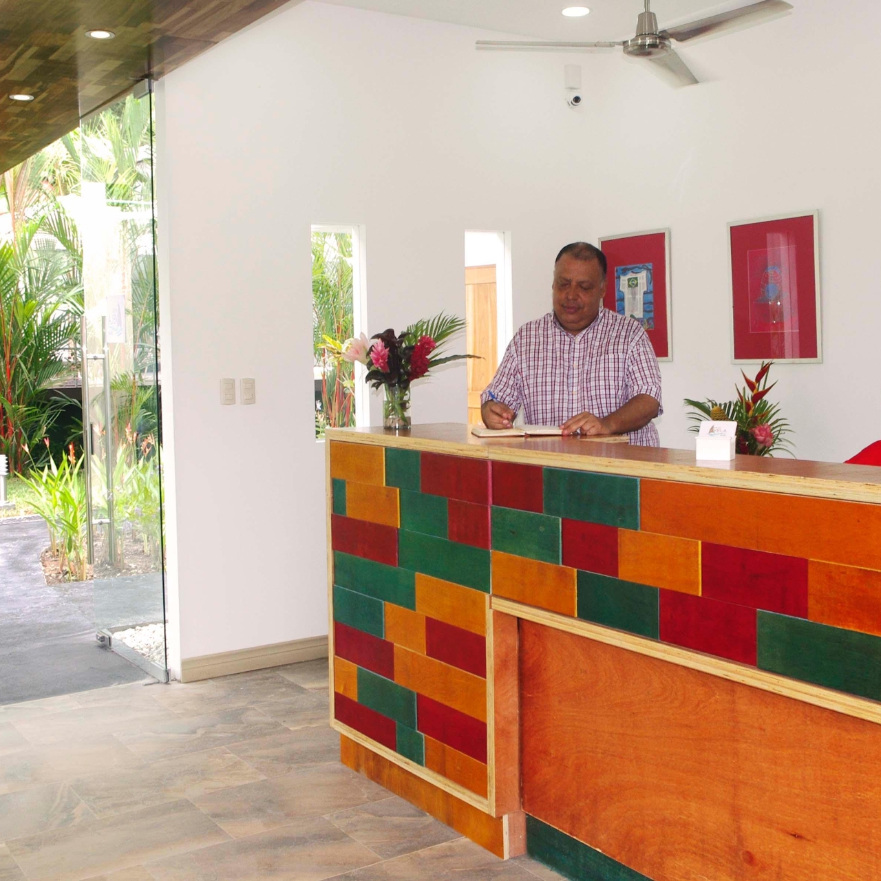 Hotel Vela Bar en Puerto Quepos en HRS con servicios gratuitos