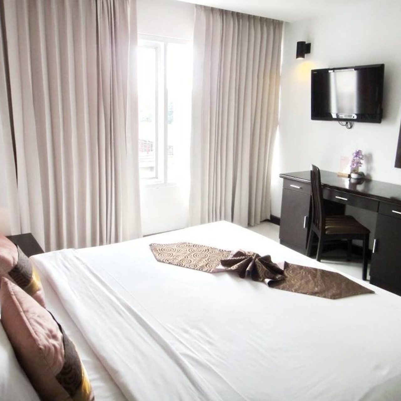 The Patra Hotel - Rama 9 en Ban Na Song en HRS con servicios gratuitos