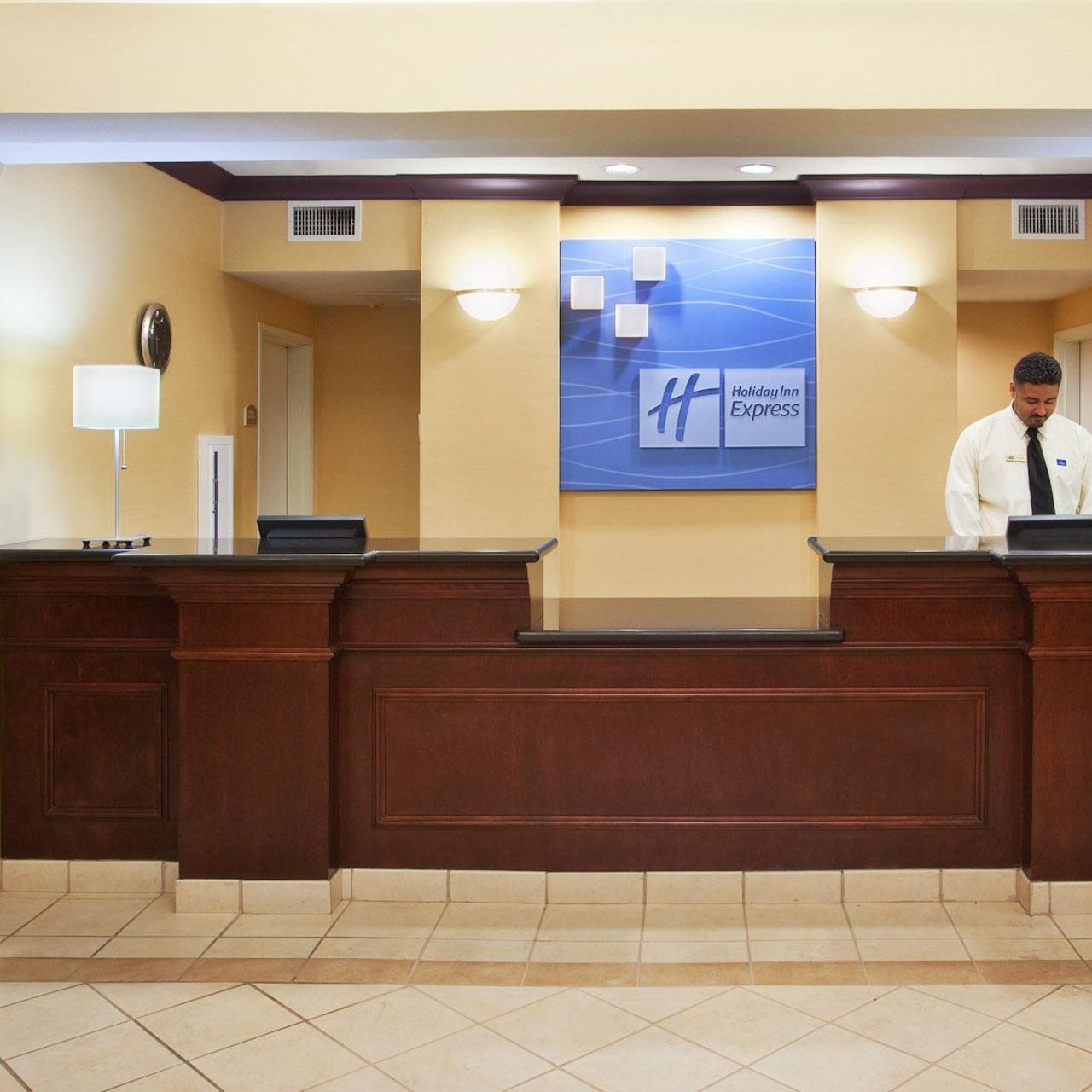 Holiday Inn Express & Suites FRESNO (RIVER PARK) HWY 41 - Fresno - HOTEL  INFO