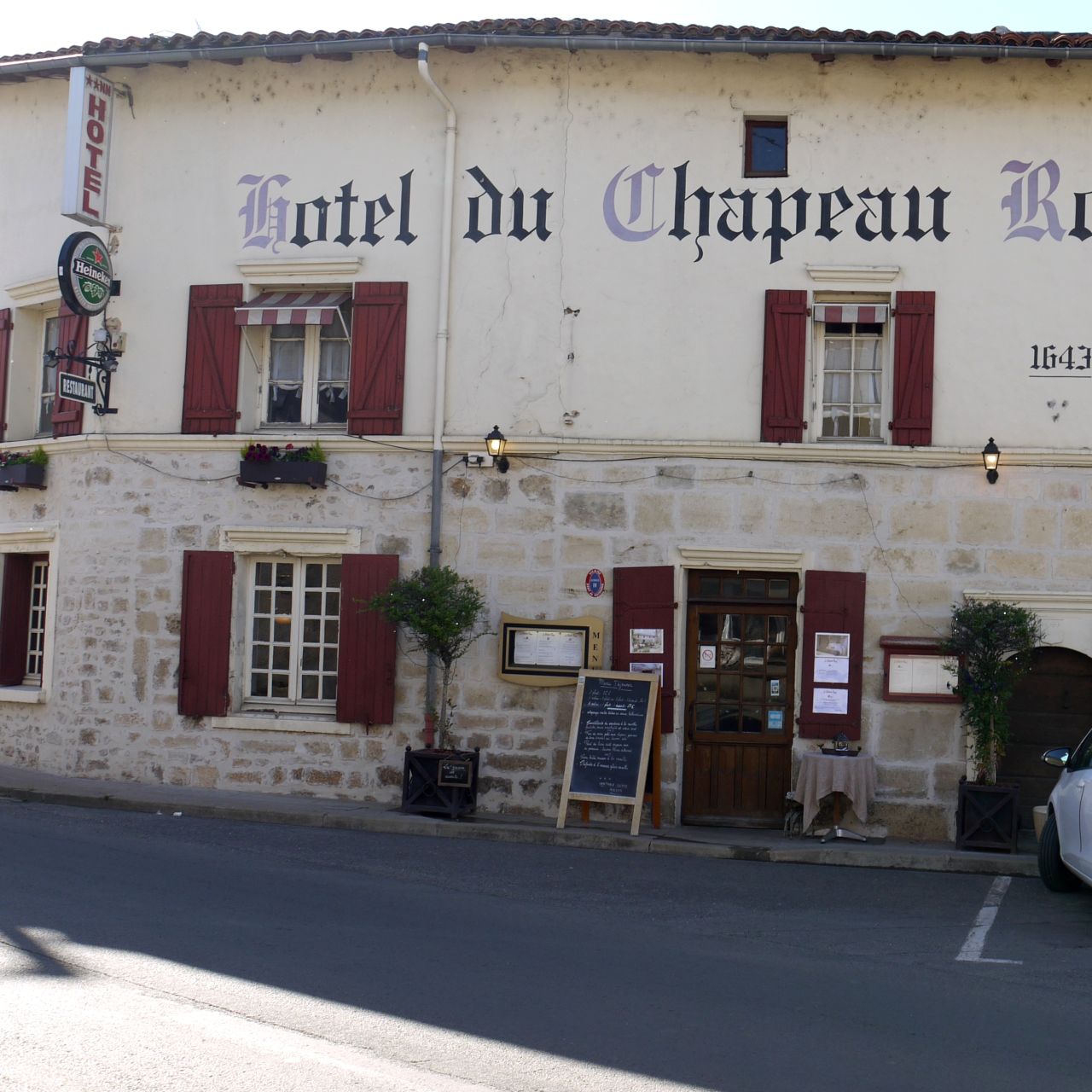 Hotel Le Chapeau Rouge - Lusignan chez HRS avec services gratuits