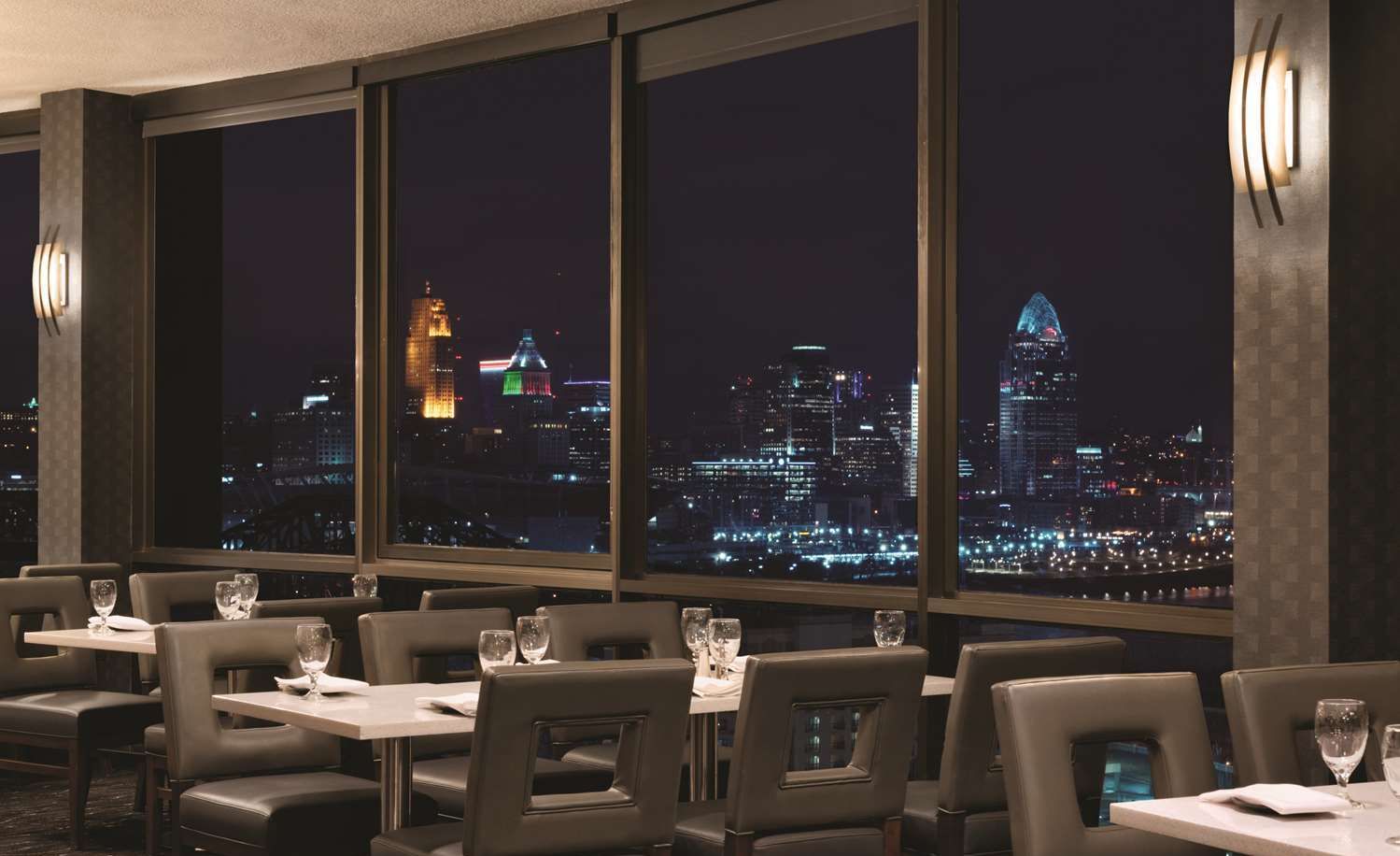 Radisson Hotel Cincinnati Riverfront in Park Hills bei HRS günstig buchen