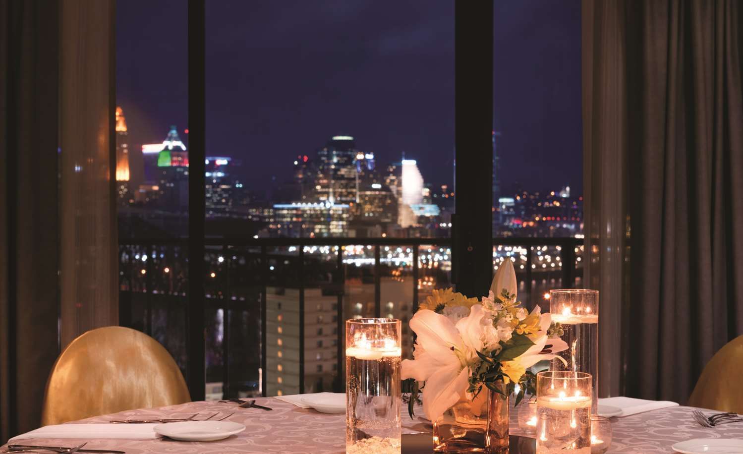 Radisson Hotel Cincinnati Riverfront in Park Hills bei HRS günstig buchen