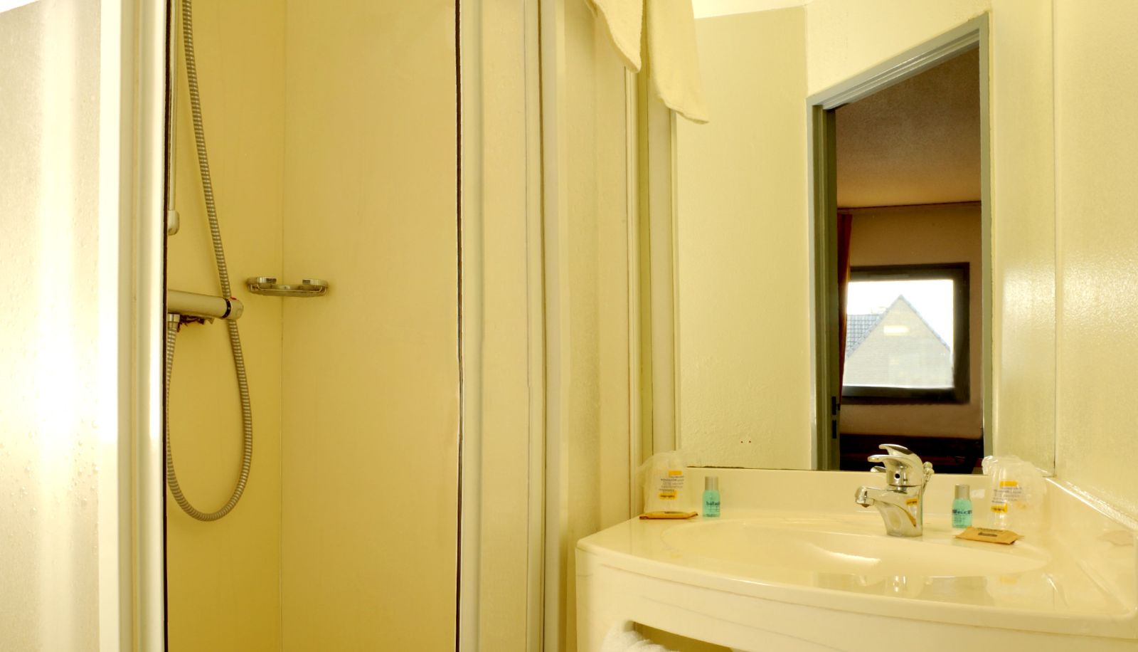 Bathroom - HOTEL & RESIDENCE Calais Car Ferry