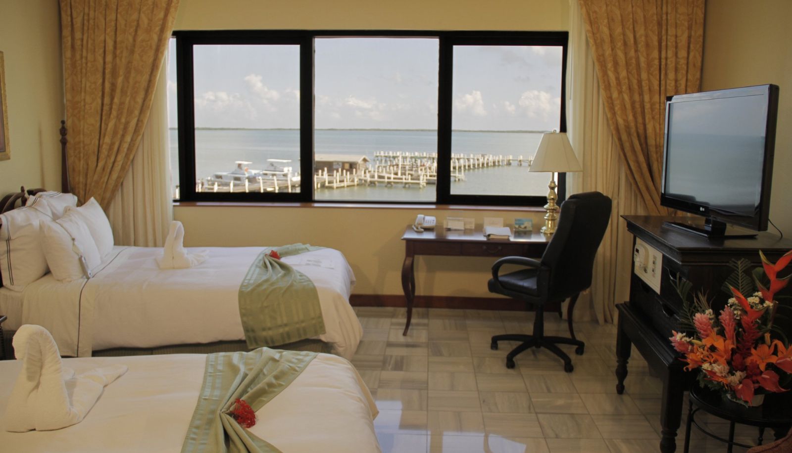 Room - Fort George Hotel and Marina