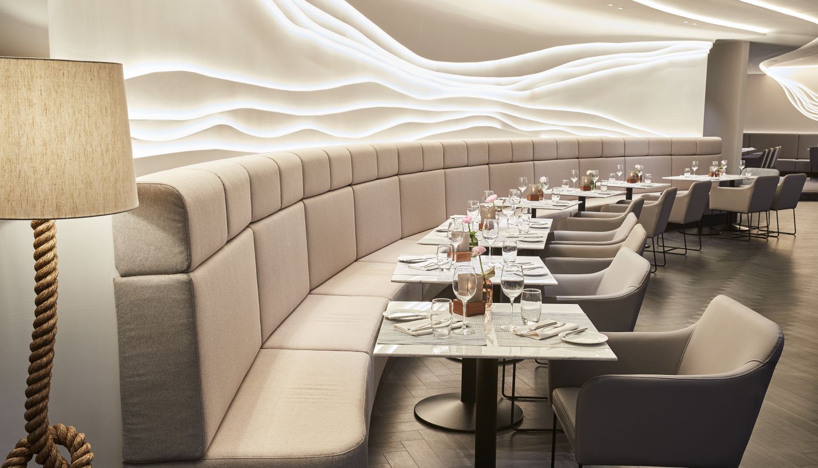 Salle de petit-déjeuner dans le restaurant - Steigenberger Hotel Hamburg