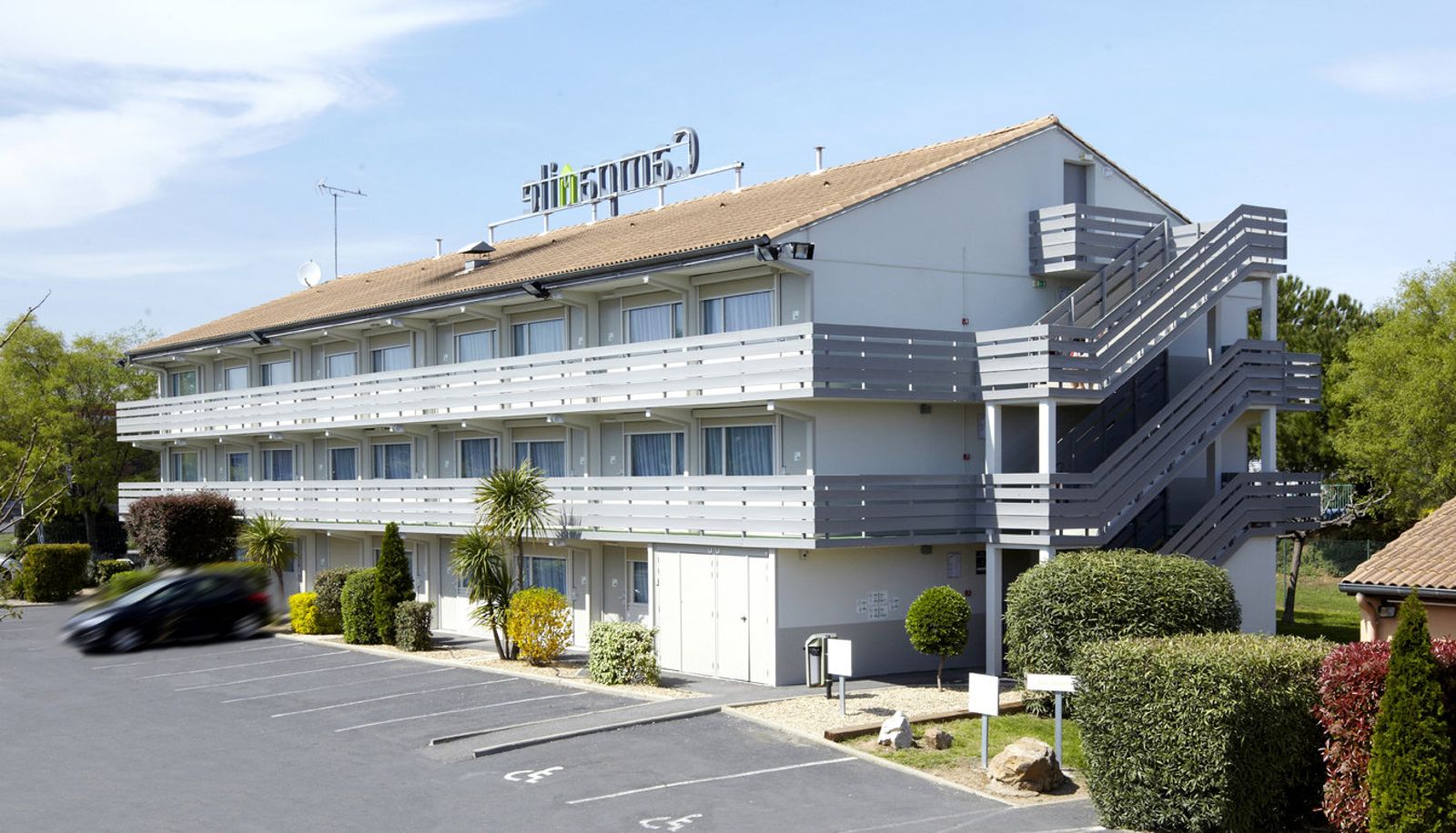 Zewnętrzna część hotelu - Campanile Beziers