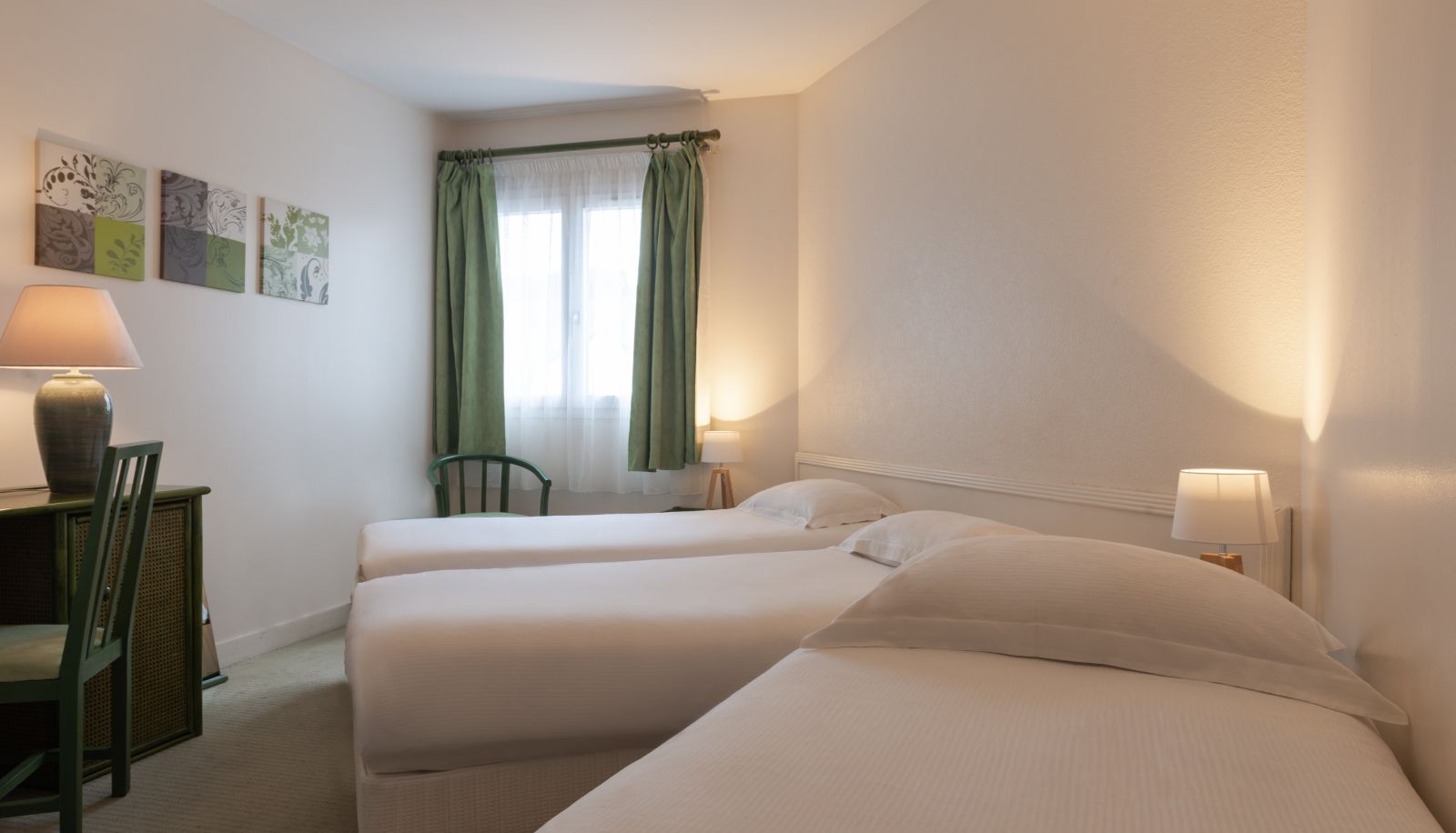 Triple room - Evreux  Hôtel de l'Orme Akena