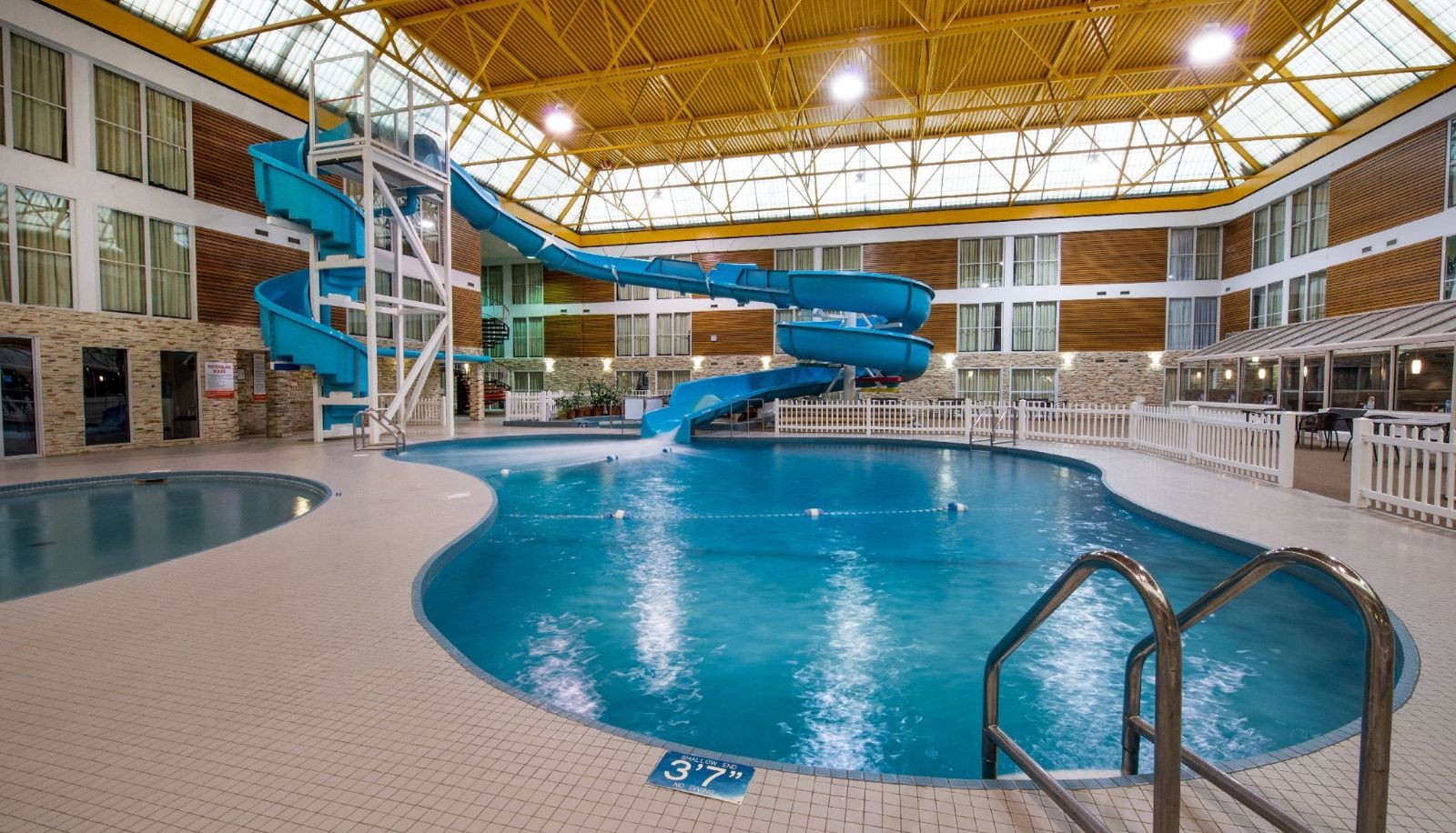 Pool - Superior Inn Hotel and Confere