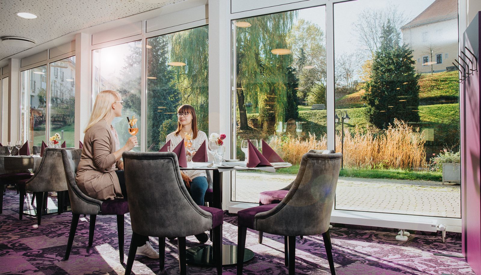 Salle de petit-déjeuner dans le restaurant - Hotel am Schloß Apolda