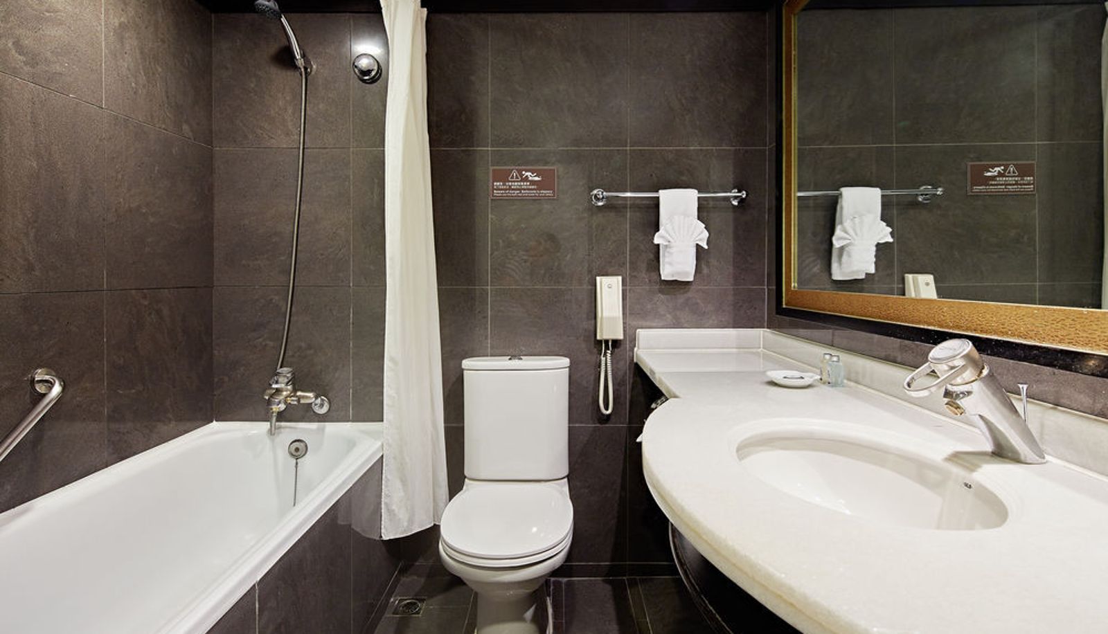 Bathroom - La Plaza Hotel