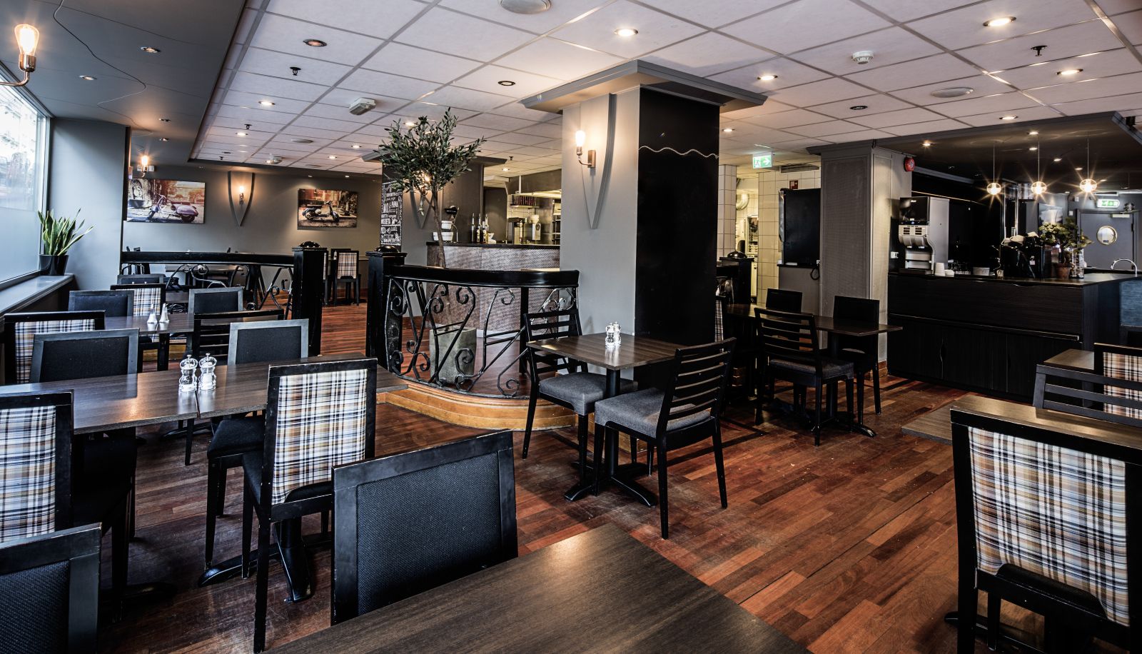 Frühstücksraum innerhalb des Restaurants - First Hotel Millennium