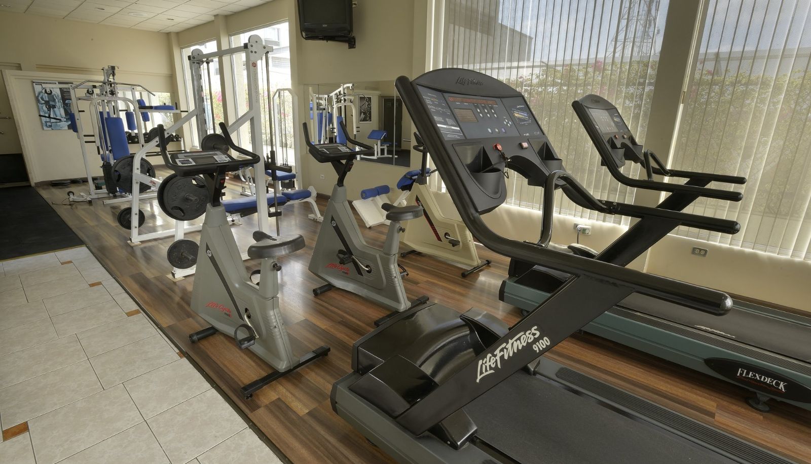 Zona de bienestar y gimnasio - Unipark Hotel