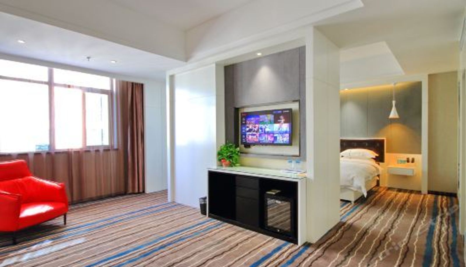Suite - Youth Holiday Hotel (Xi'an Bell Tower Fengqing Road)