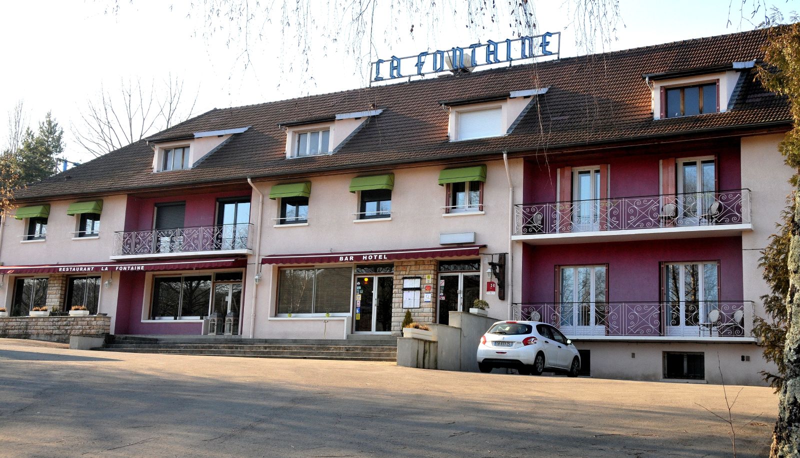 Zona exterior del hotel - La Fontaine Logis