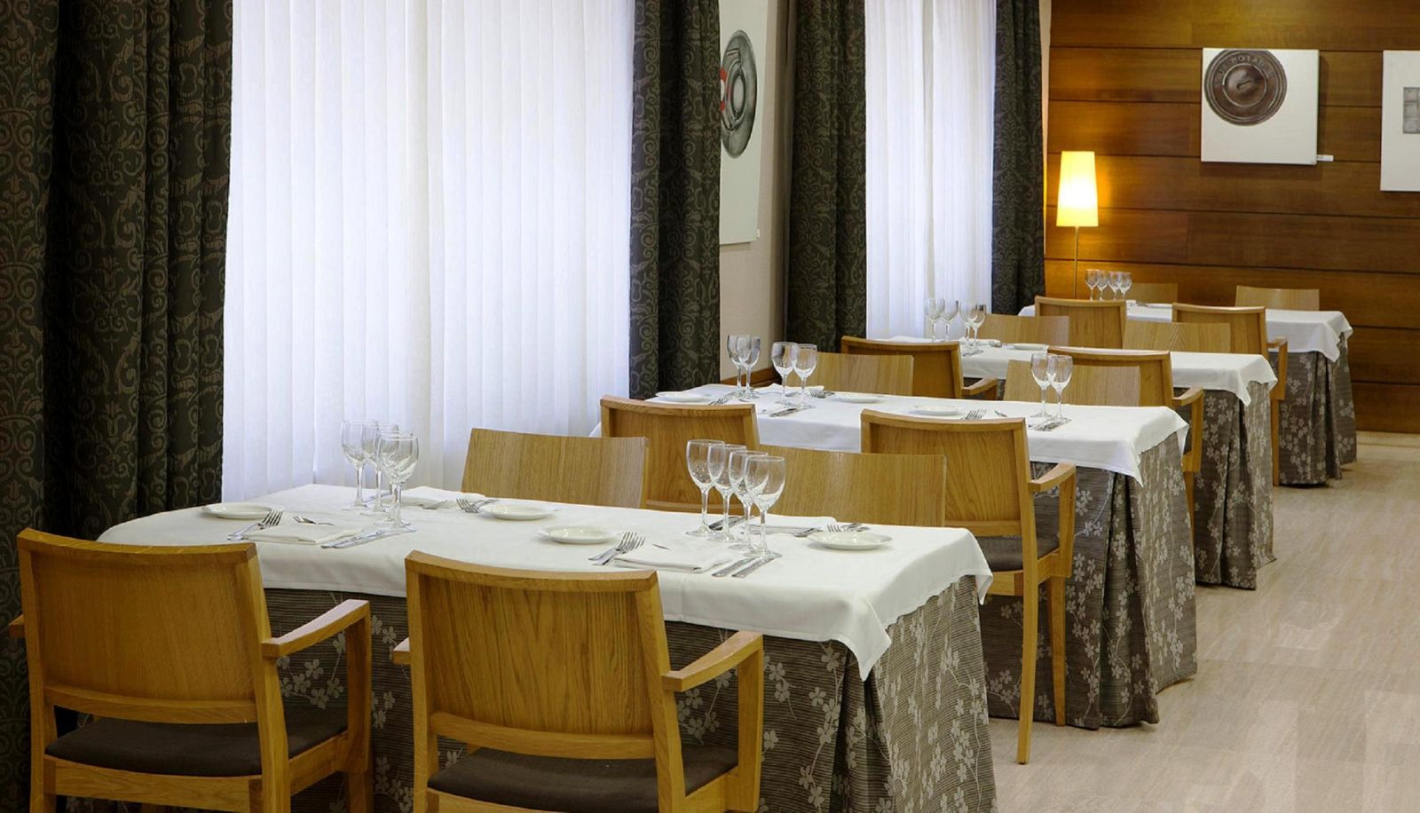 Salle de petit-déjeuner dans le restaurant - Up Rooms Vic