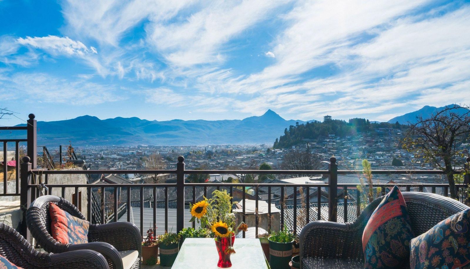 Buitenruimte van het hotel - Jiayuan · View of the Ancient City Panorama Villa Garden Meisu (the Old Town of Lijiang Store)