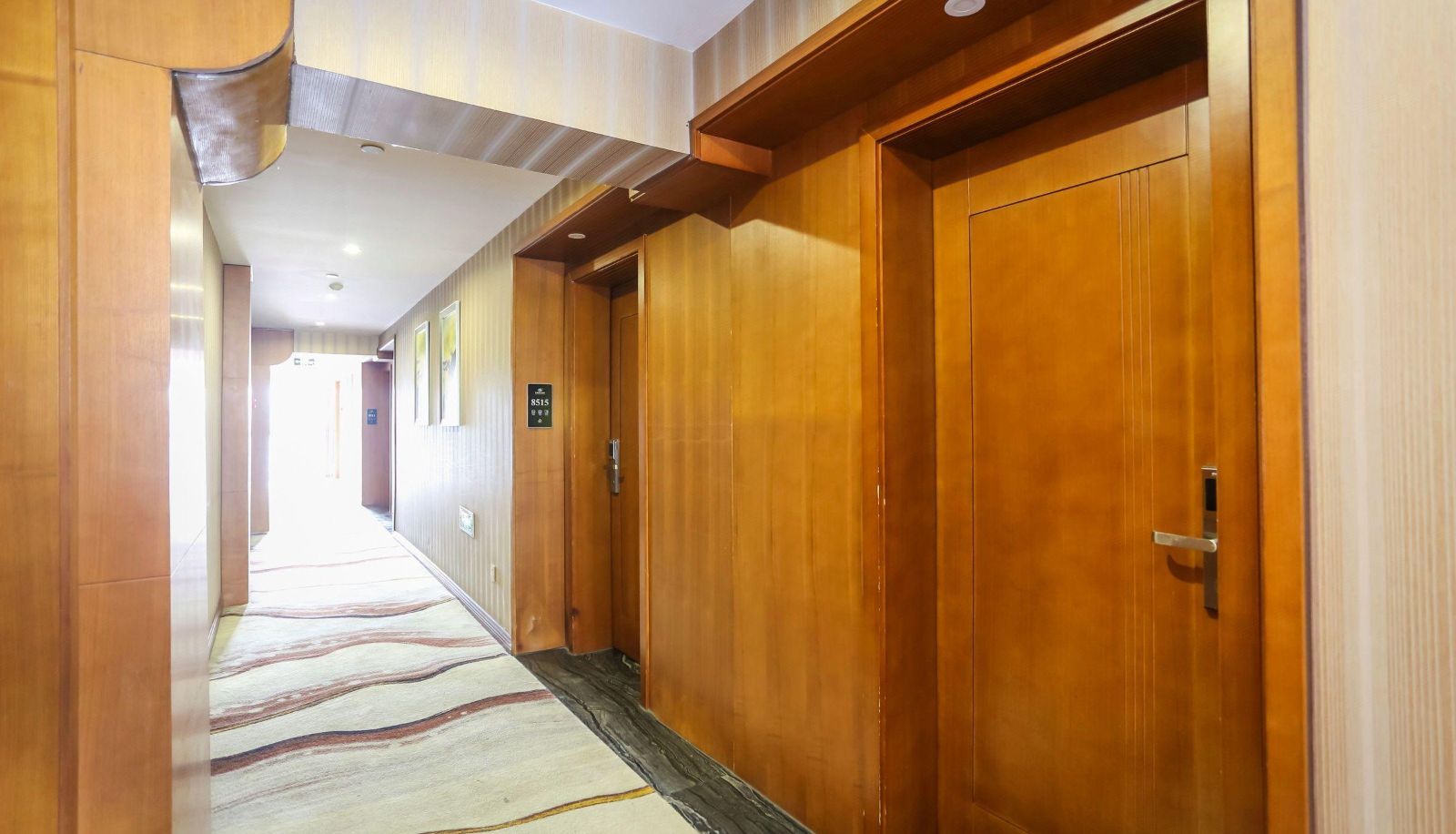 Zewnętrzna część hotelu - Imperial Holiday Inn (Xipu Subway Station Store)