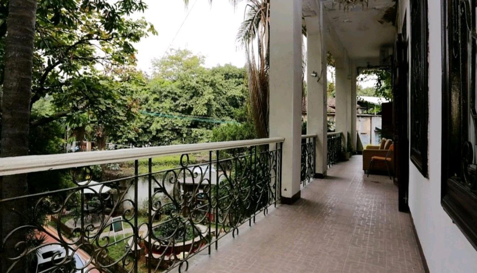 Zona exterior del hotel - HUES yard