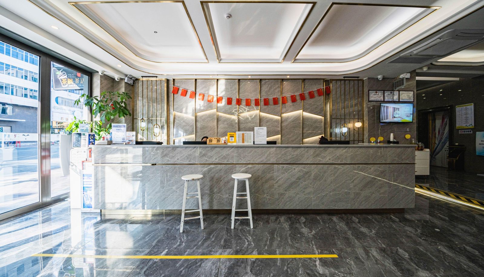 Zewnętrzna część hotelu - Yuefeng Hotel (Maoming Dianbai West Lake Art Museum Store)