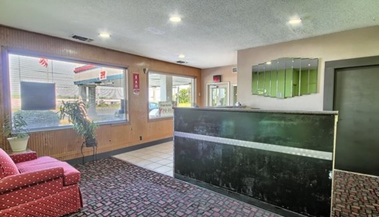 Hall - Lima Inn