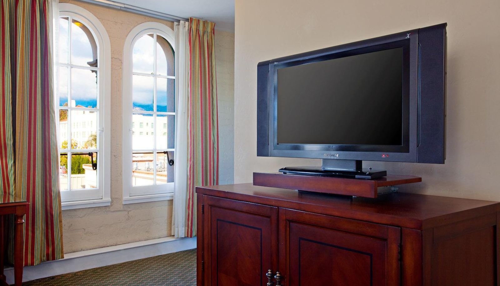 Zimmer - Hotel Virginia Santa Barbara Tapestry Collection by Hilton