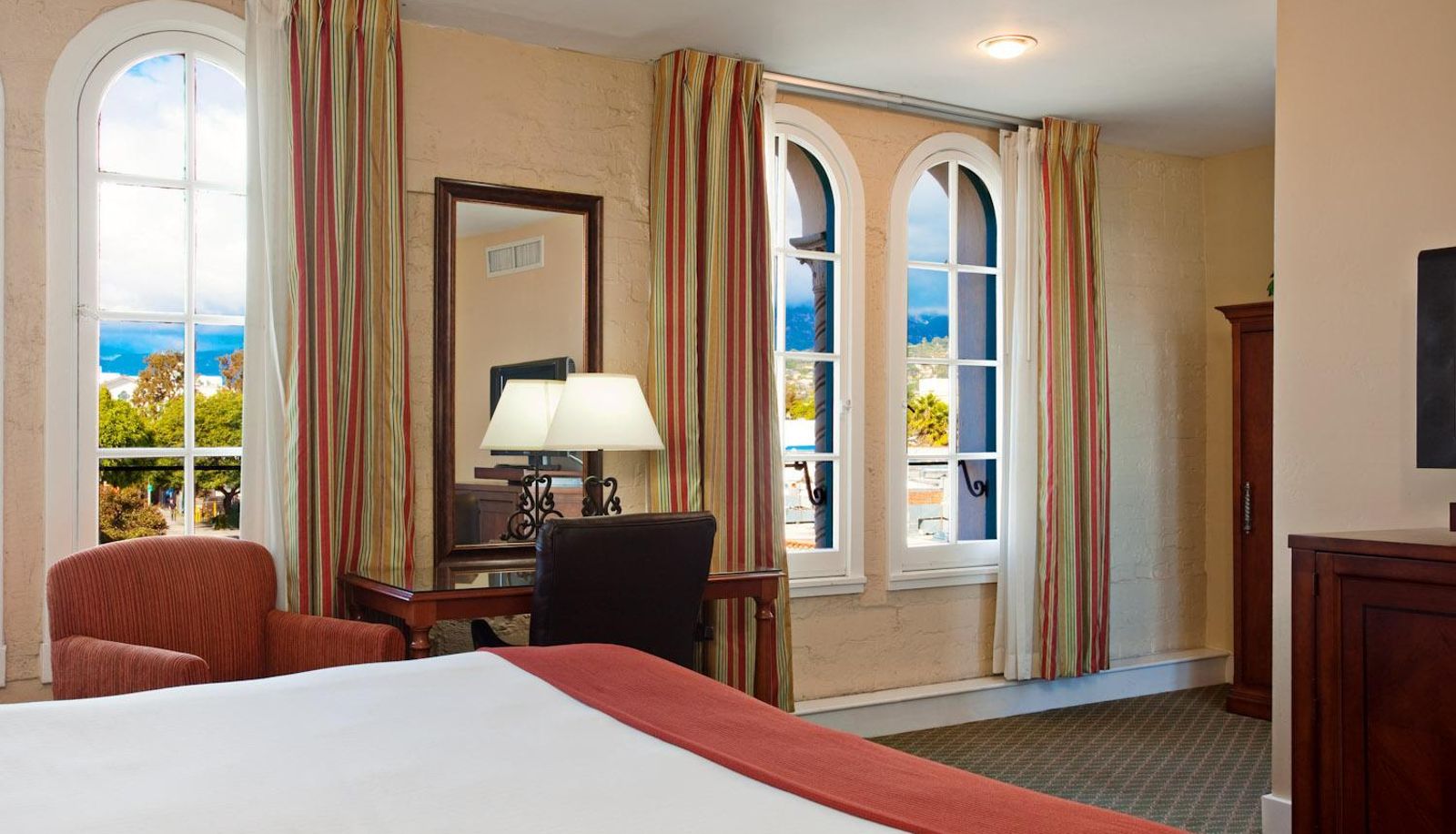 Zimmer - Hotel Virginia Santa Barbara Tapestry Collection by Hilton