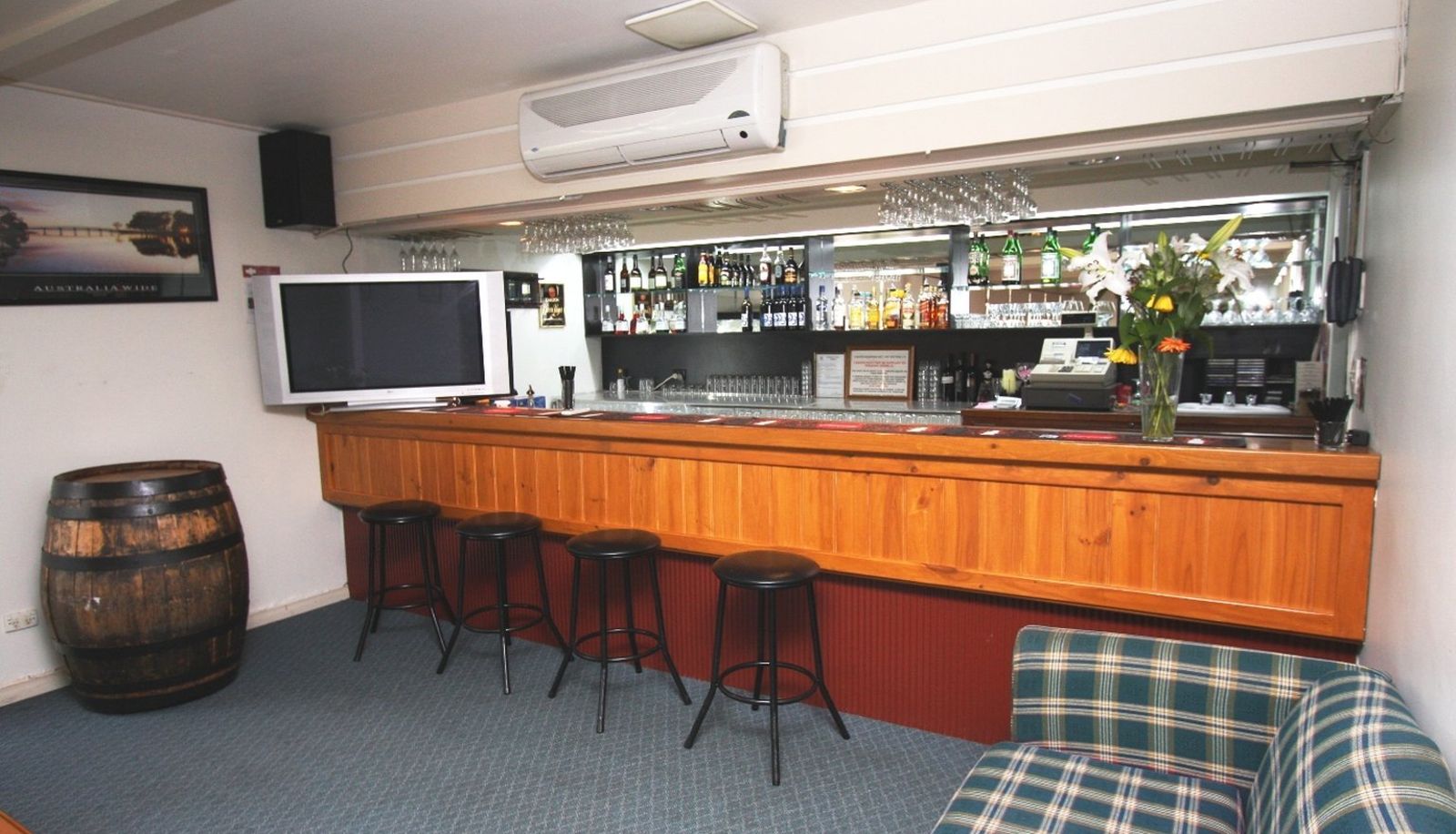 Bar - Red Carpet Motel
