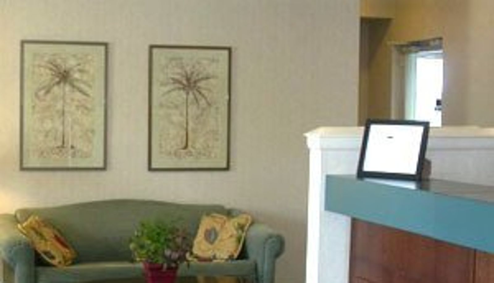 Hall - Best Western Cardinal Inn
