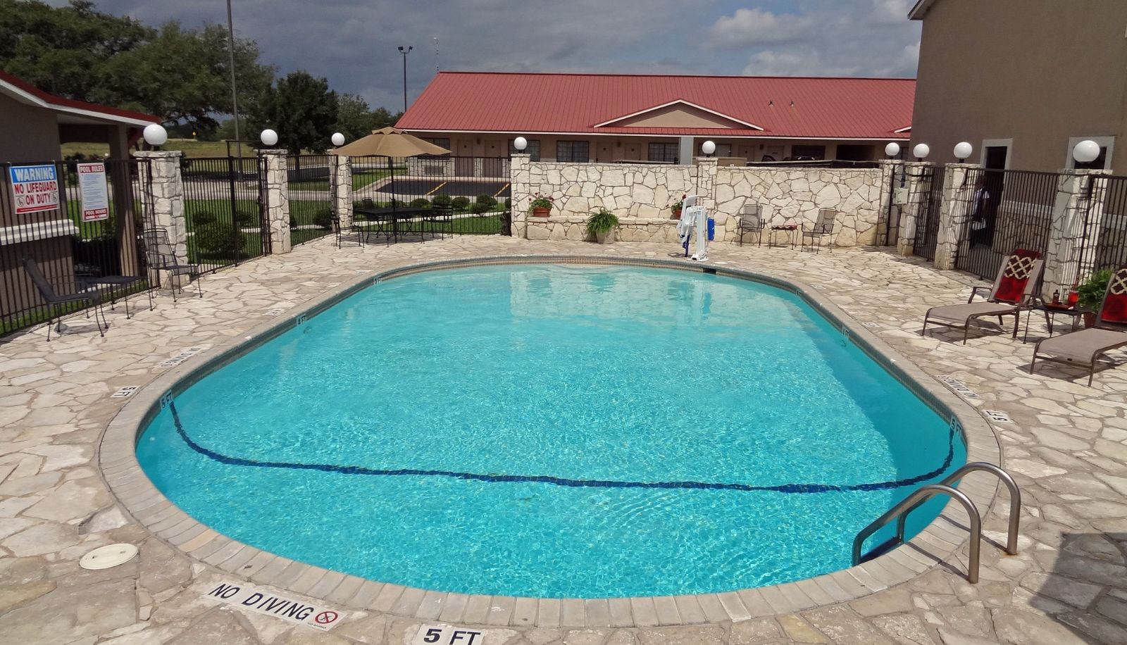 Pool - Days Inn & Suites by Wyndham Beeville